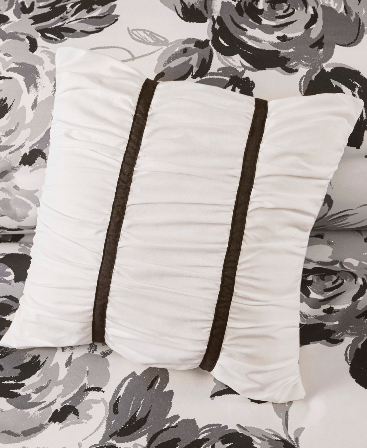 Shop Intelligent Design Dorsey Floral 5-pc. Duvet Cover Set, King/california King In Black,white