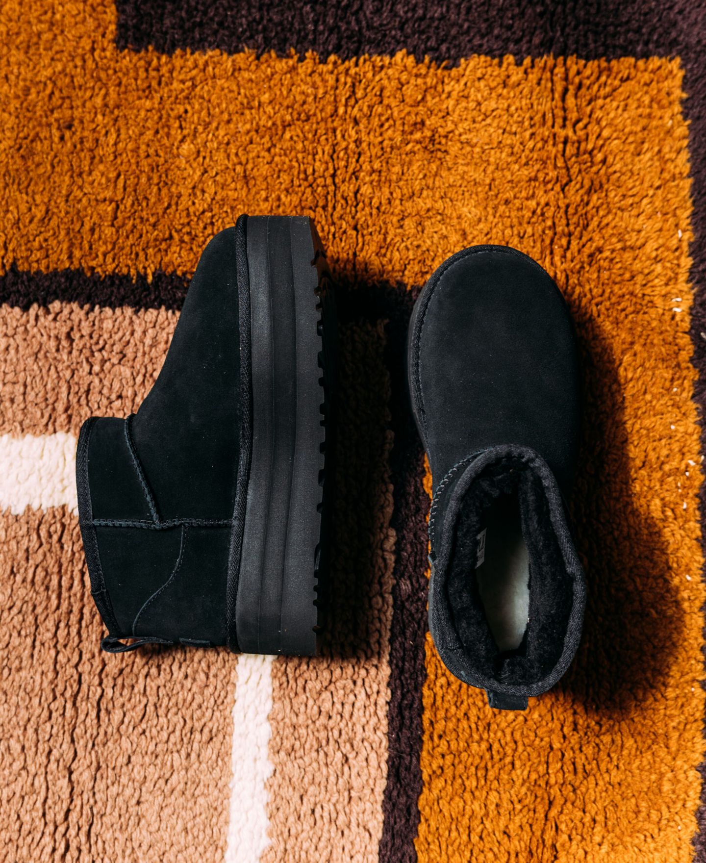 Женские ботинки UGG® Classic Ultra Mini Platform Booties, цвет: Чёрный — фото 7