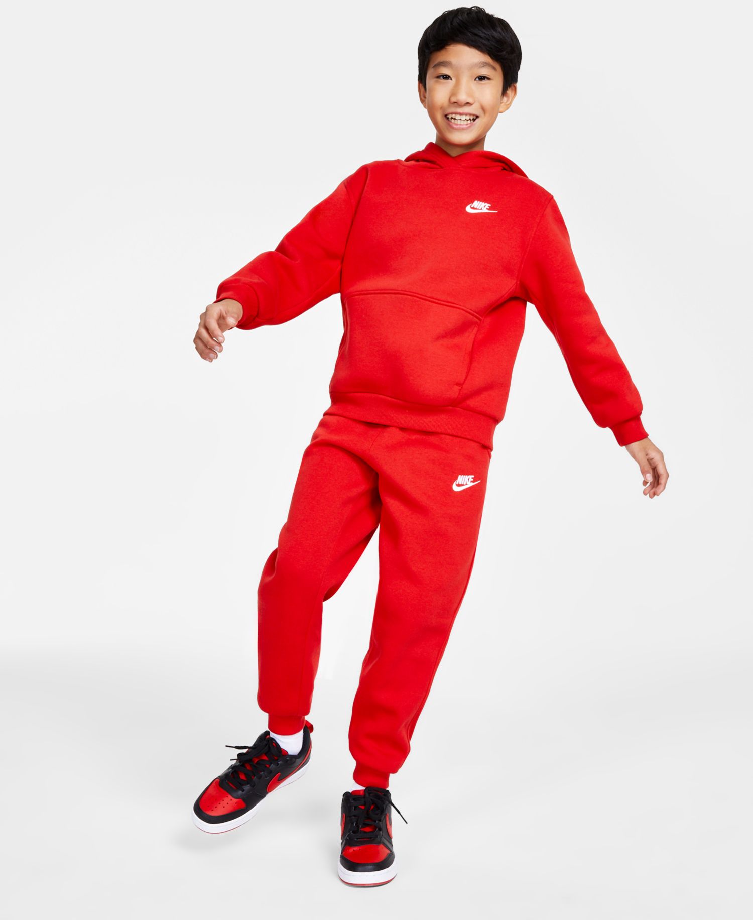 Флисовая толстовка с капюшоном Big Kids Sportswear Club, брюки для бега трусцой и кроссовки Court Borough Low Recraft от Finish Line
