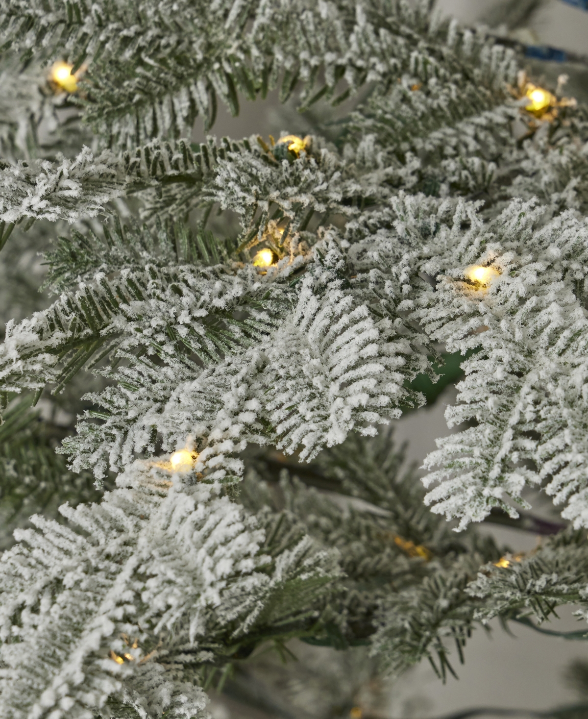 Shop Seasonal Sierra Pine 9' Pe Lightly Flocked Tree, 2255 Tips, 400 Warm Leds, Remote, Storage Bag, Ez-connect Po In White