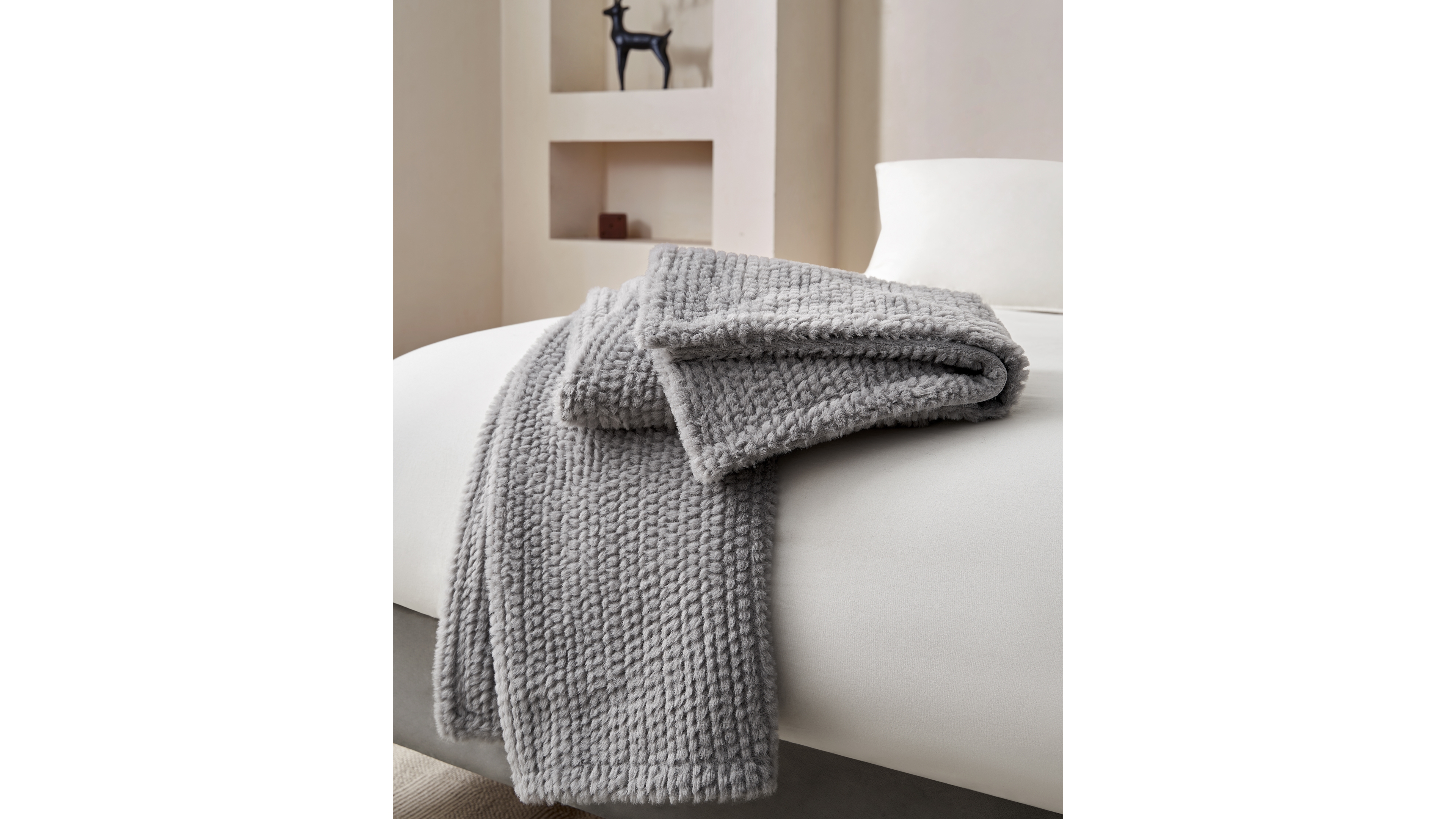 Royal Luxe Cozy Faux Fur to Mink Throw, 50" x 60''