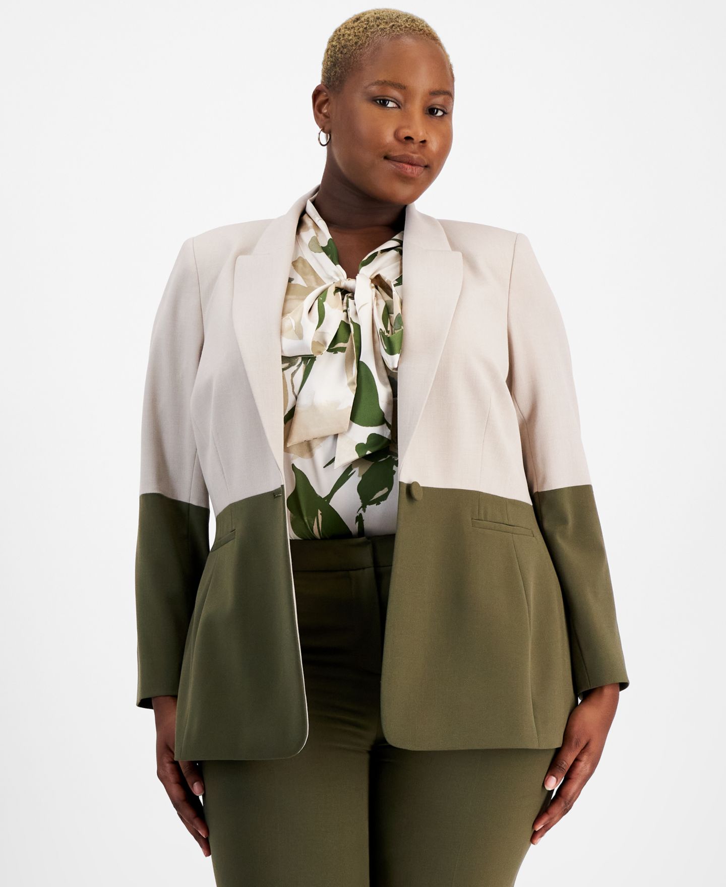 Женский пиджак Tahari ASL Plus Size Colorblocked Boyfriend Blazer, цвет: Песочный / Тёмно-зелёный — фото 1