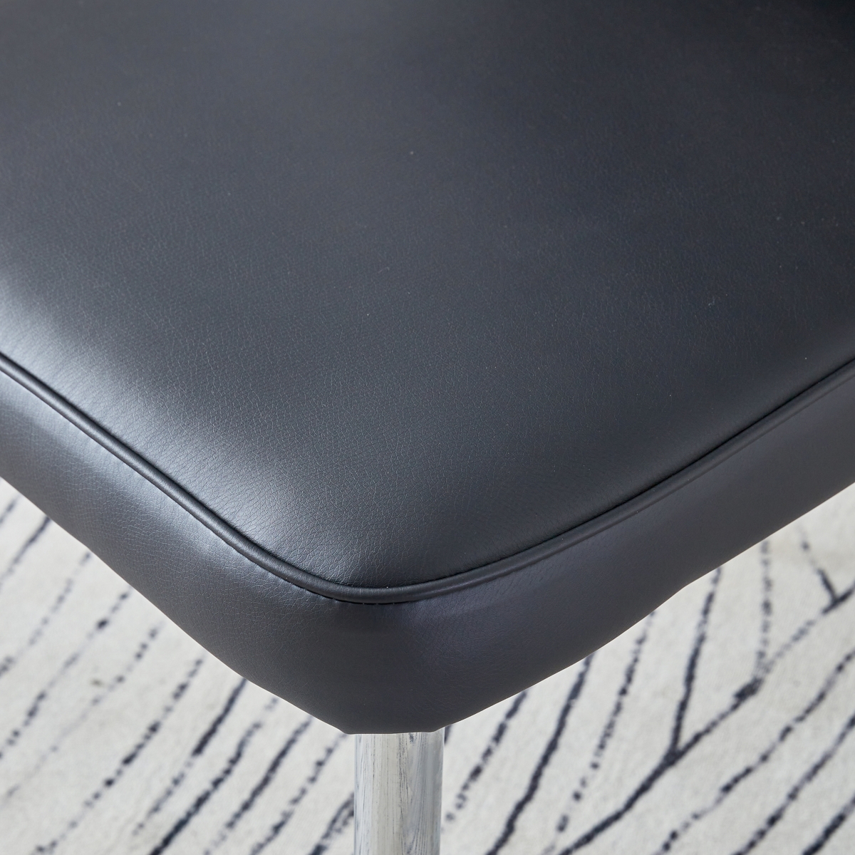 Modern minimalist dining chairs, black Pu leather curved backrest and cushion, black metal semi matte chair legs, suitable for restaurants, bedrooms,