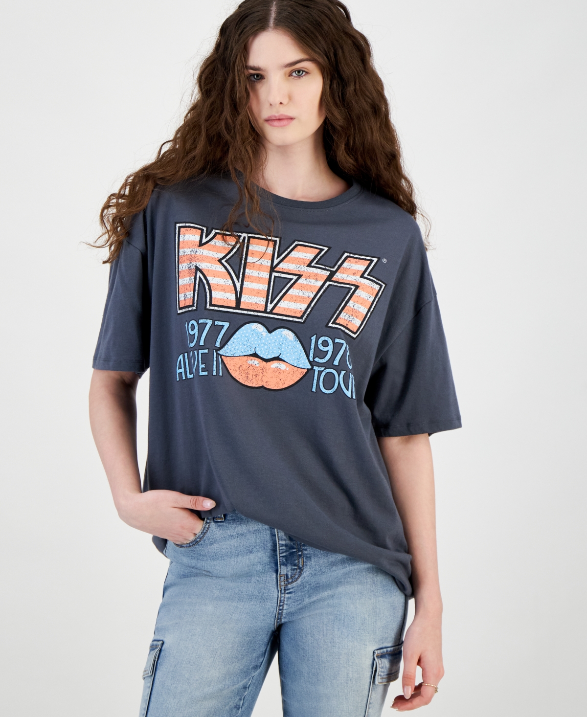 Juniors' Kiss Graphic T-Shirt - Gray