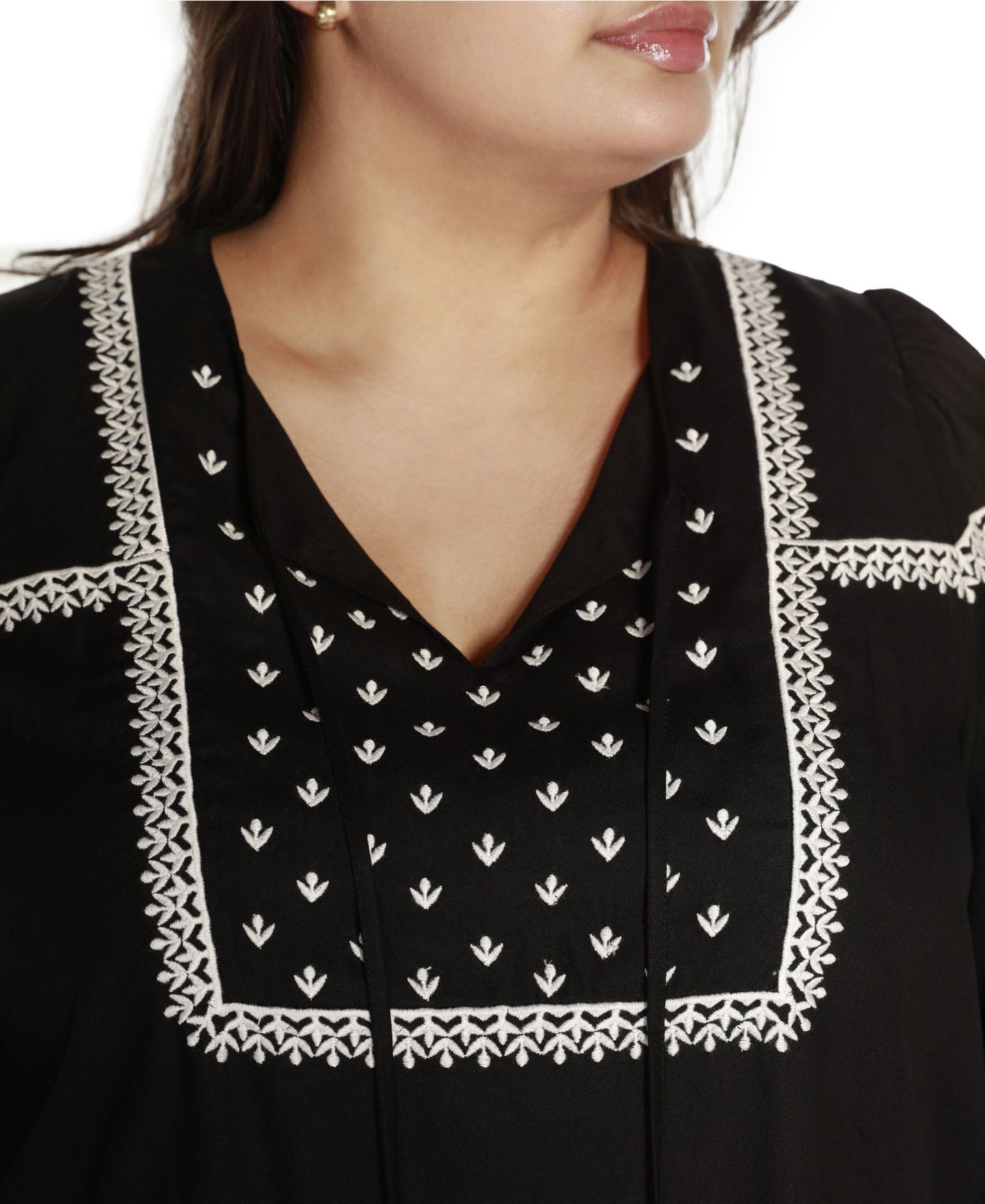 Женский топ Belldini Black Label Plus Size Embroidered Blouson Tie Neck, цвет: Чёрный — фото 5