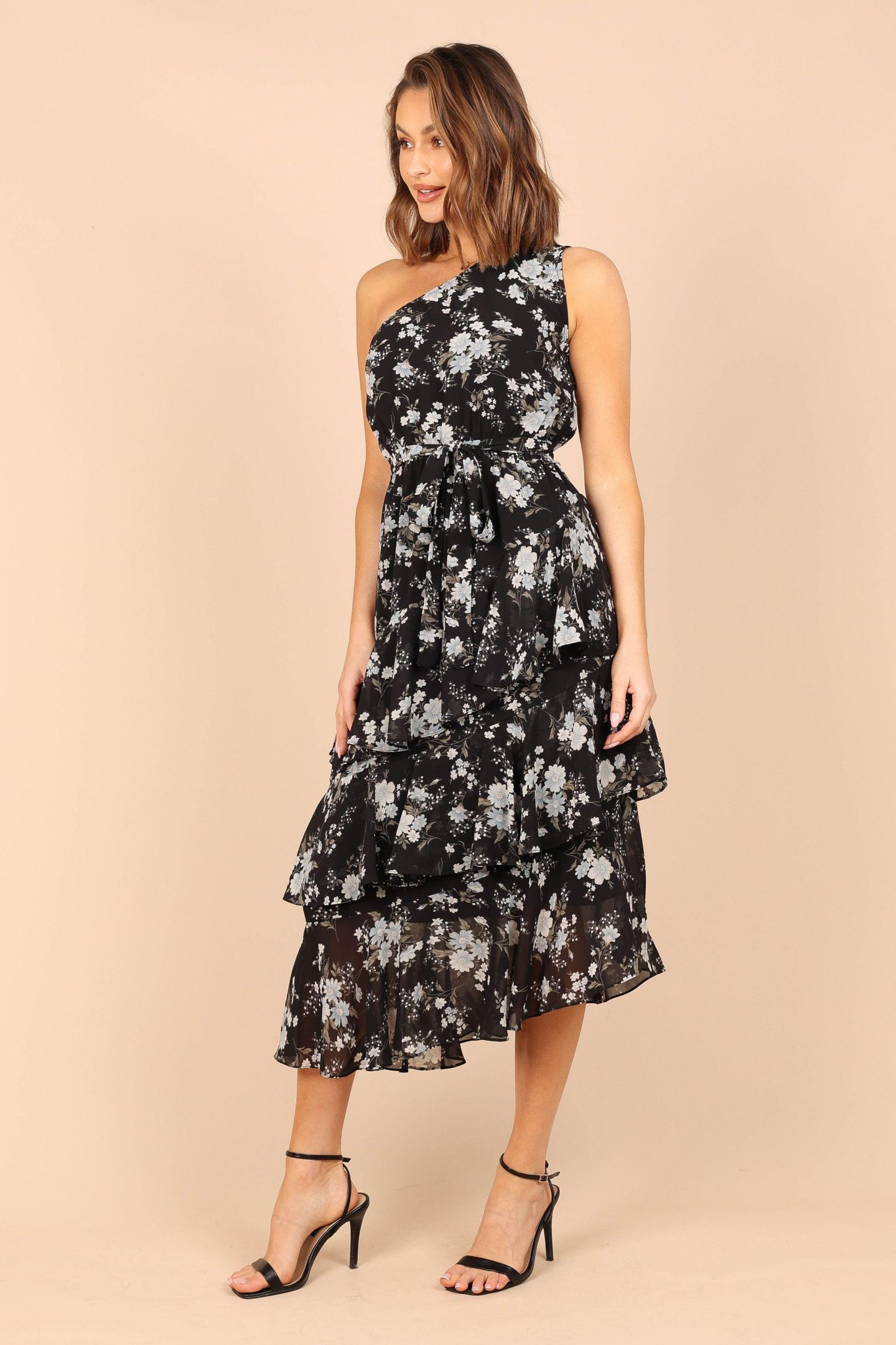 Женское платье Petal and Pup Brigette One Shoulder Tiered Midi, цвет: Чёрный с принтом — фото 14