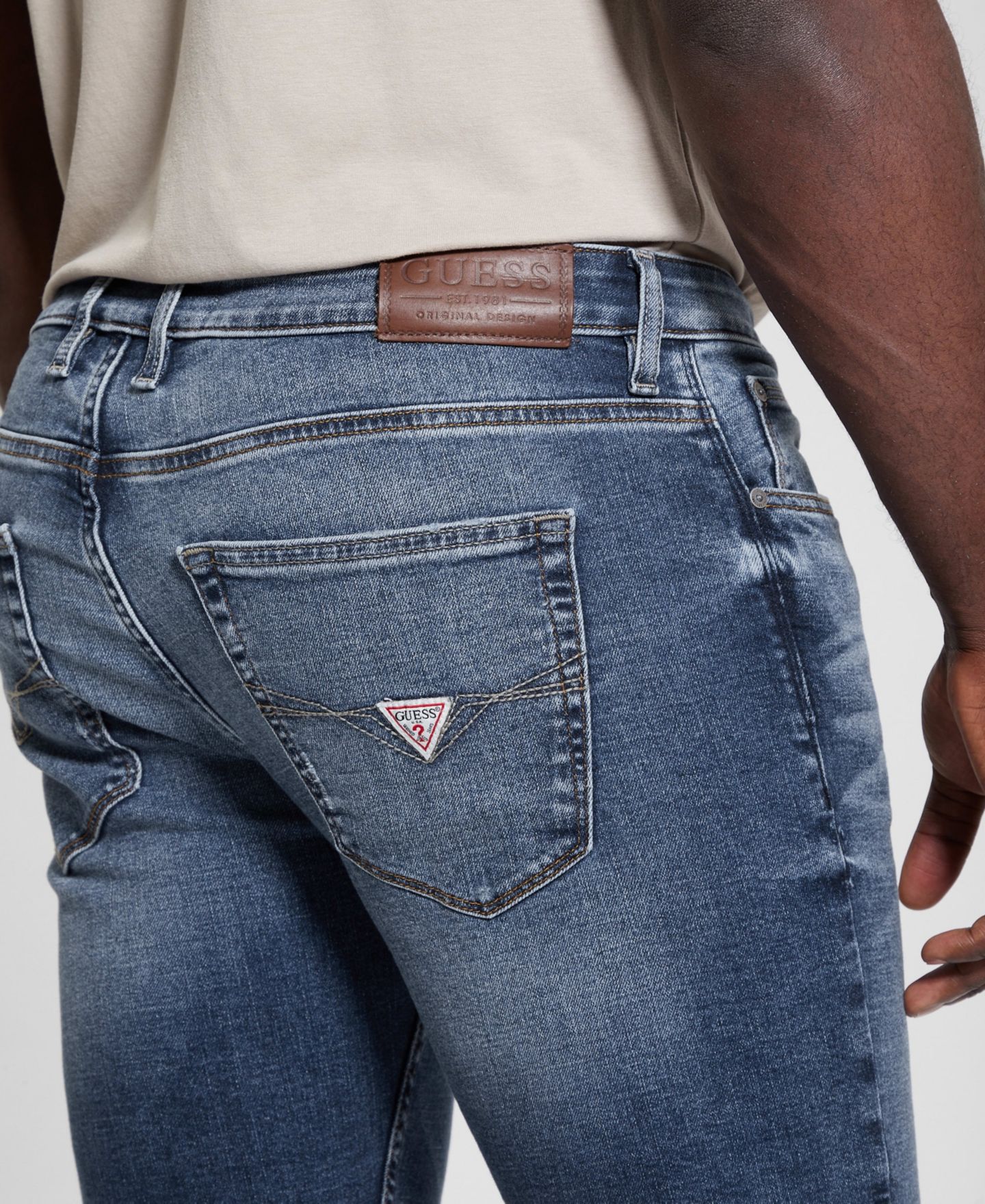 Мужские джинсы GUESS Finnley Medium Wash Tapered, цвет: Средняя варка — фото 5