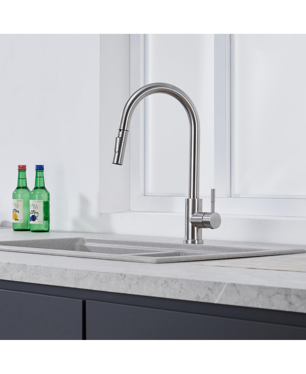 Mondawe Kitchen Sink Faucet with Pull Out Sprayer - Single Hole Kitchen Faucet with Solid Brass Body, Pull Out Sprayer with Two Function Spray - Brush