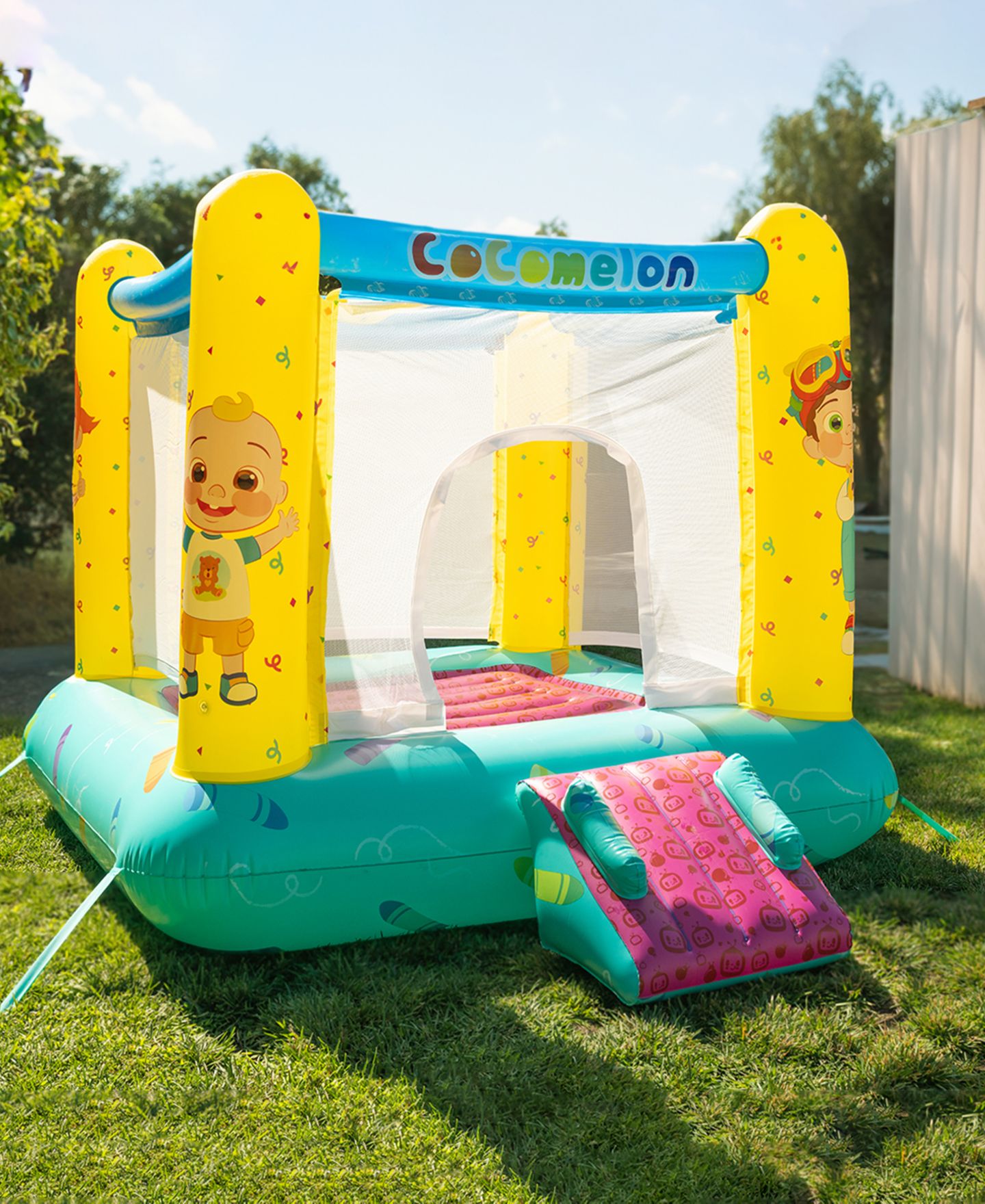 Детская игрушка World Tech Toys Cocomelon Jump N' Slide Inflatable Bouncer, 78.75"L x 100"W x 63"H, Accommodates Up to 3 Kids, Ages 3+ — фото 4