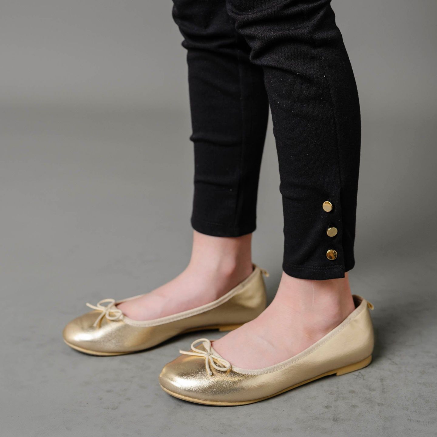 Брюки Hope & Henry Button Cuff Ponte Pant для девочек-малышей, цвет: Чёрный — фото 5