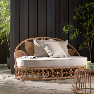 Wicker Outdoor Daybed With Pillows