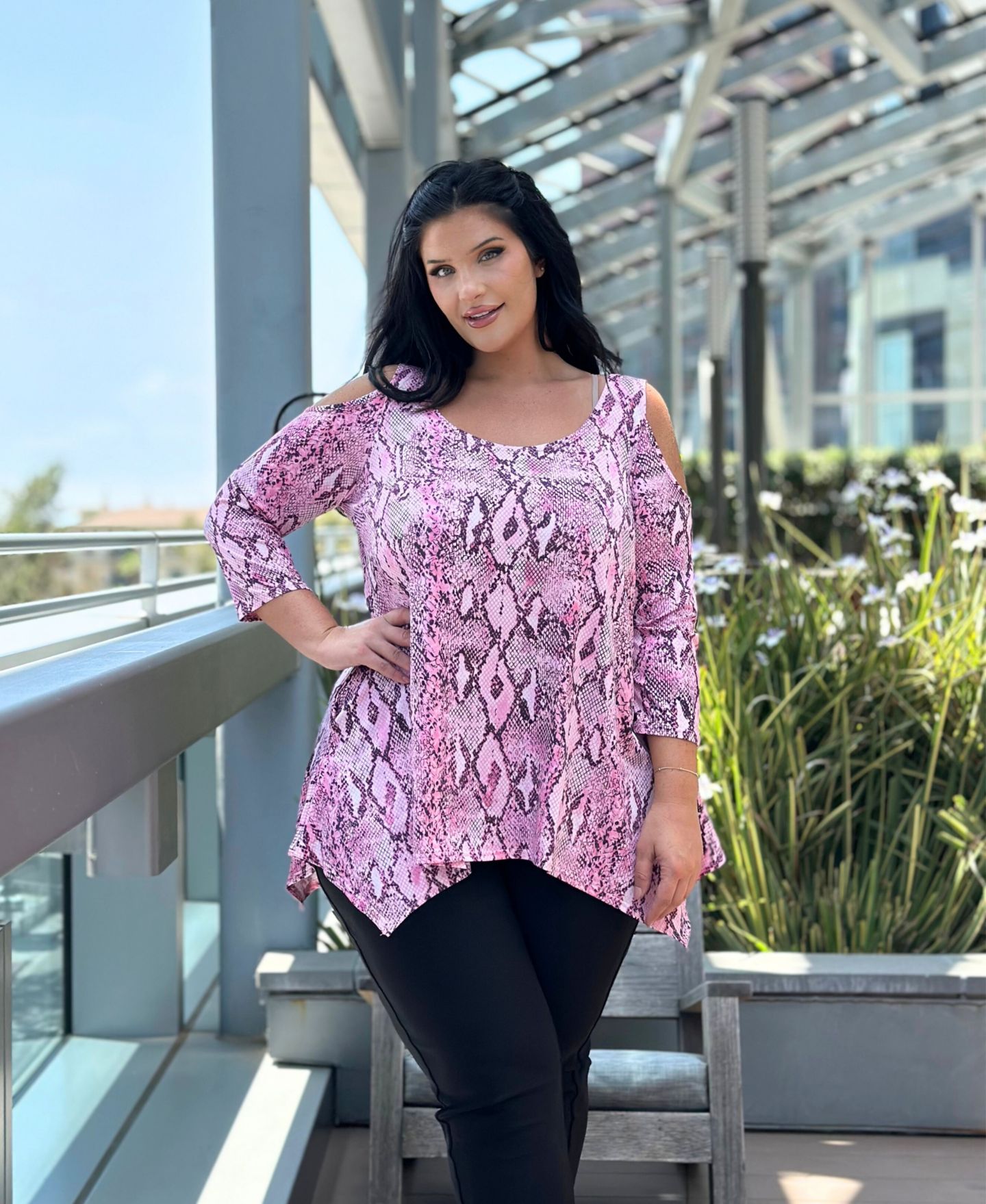 Женский топ White Mark Plus Size Snake Print Cold Shoulder Tunic Top, цвет: Коричневый — фото 6