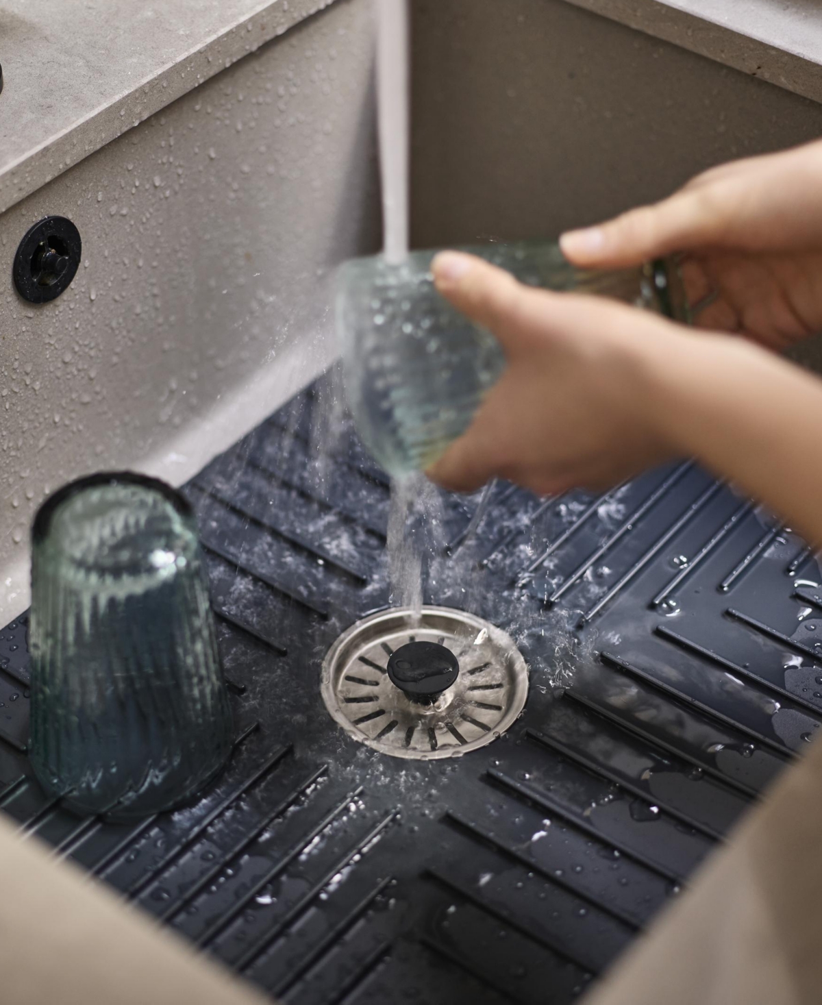 Joseph Joseph Sinkshield Large Sink Protecting Mat With Draining Plug In Grey