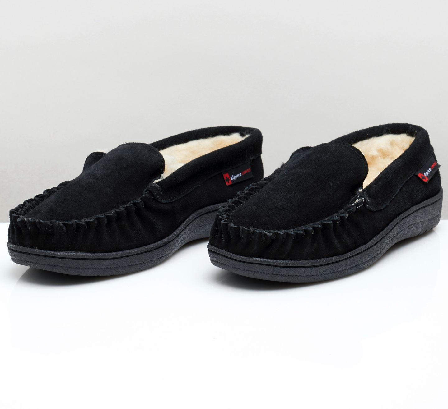 Мужские тапочки Alpine Swiss Moccasin Slippers Genuine Suede House Shoe Memory Foam Insole Plush Faux Shearling Lining Comfy Indoor Outdoor Anti-Slip Rubber Sole, цвет: Чёрный — фото 4