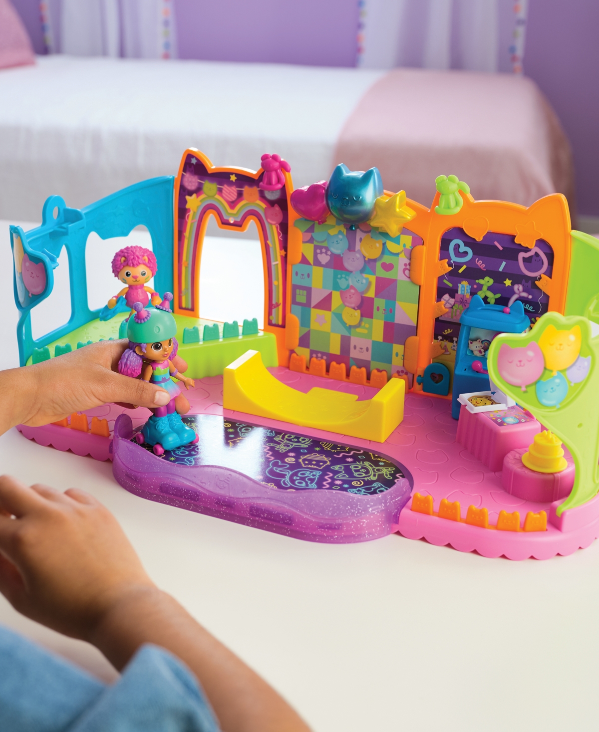 GABBY'S DOLLHOUSE PARTY ROOM PLAYSET WITH EXCLUSIVE TOY FIGURES 