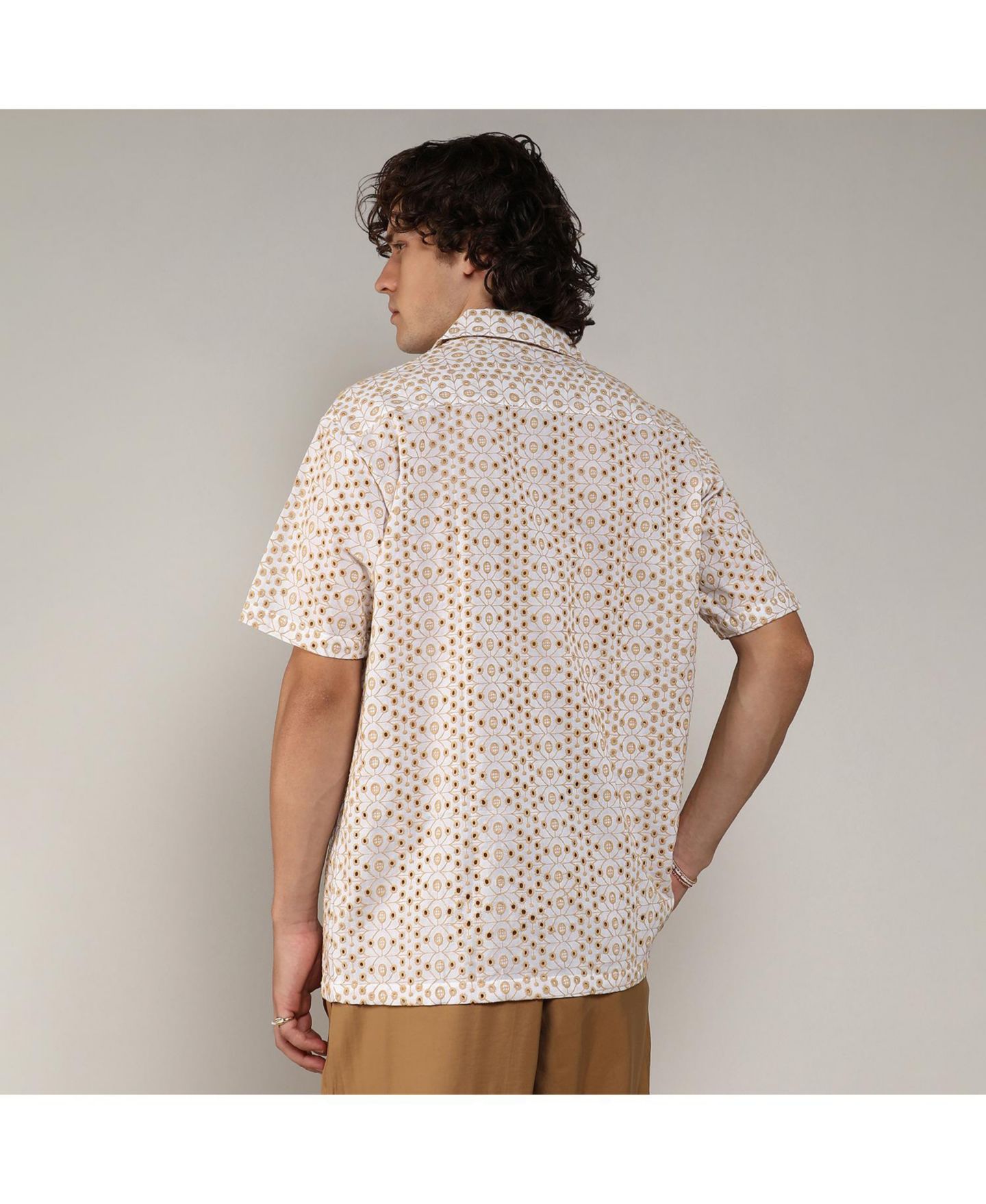 Мужская рубашка Cahoot Campus Sutra Off-White & Tan Brown Embroidered Circular, цвет: Белый — фото 4