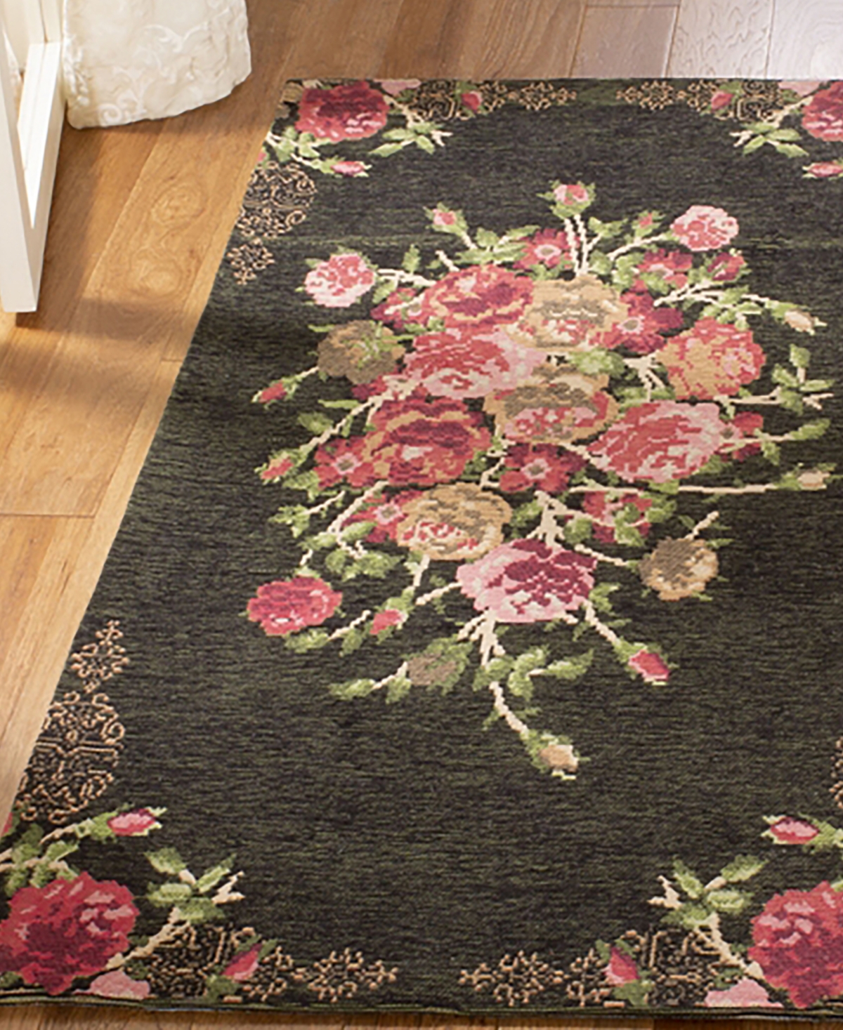 Safavieh Classic Vintage CLV115and Red Area Rug - Black