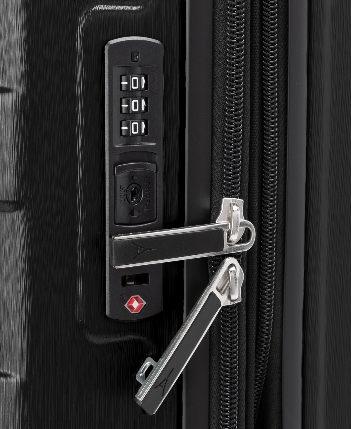 Travelpro Walkabout 7 Medium Check-in Expandable Hardside Spinner In Black