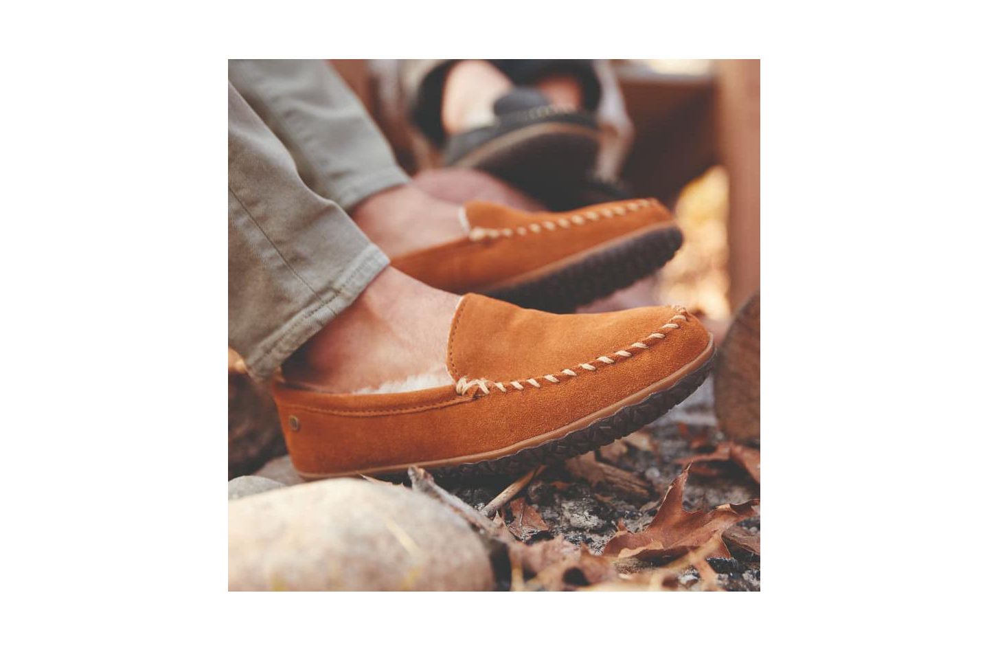 Мужские тапочки Minnetonka Suede Sheepskin Tobie Slippers, цвет: Коричневый — фото 7