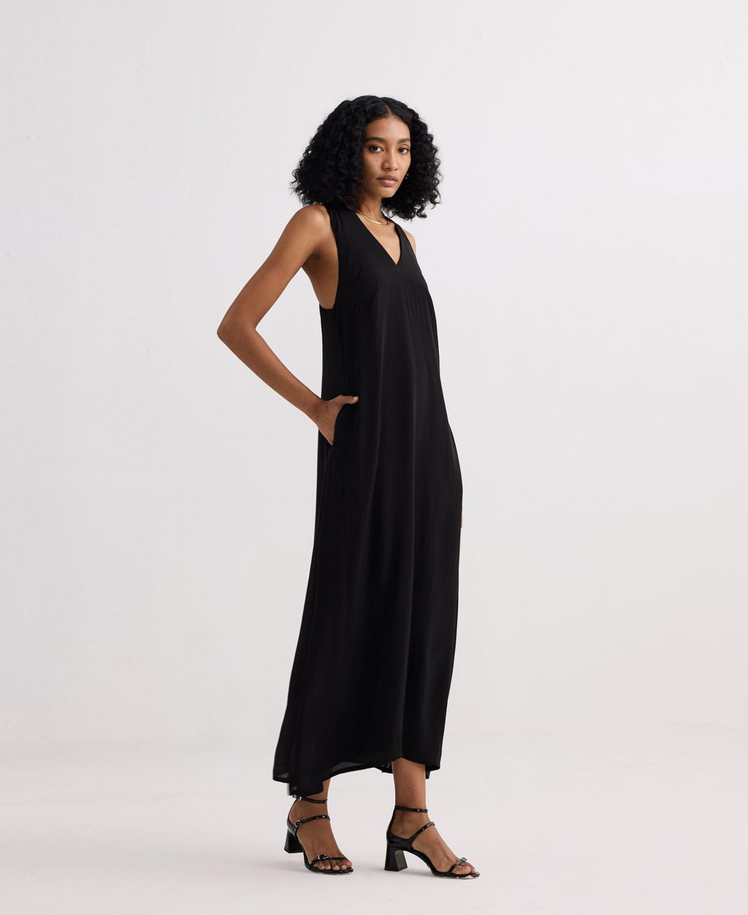 Women's Crossed in Chic Sleeveless Maxi Dress