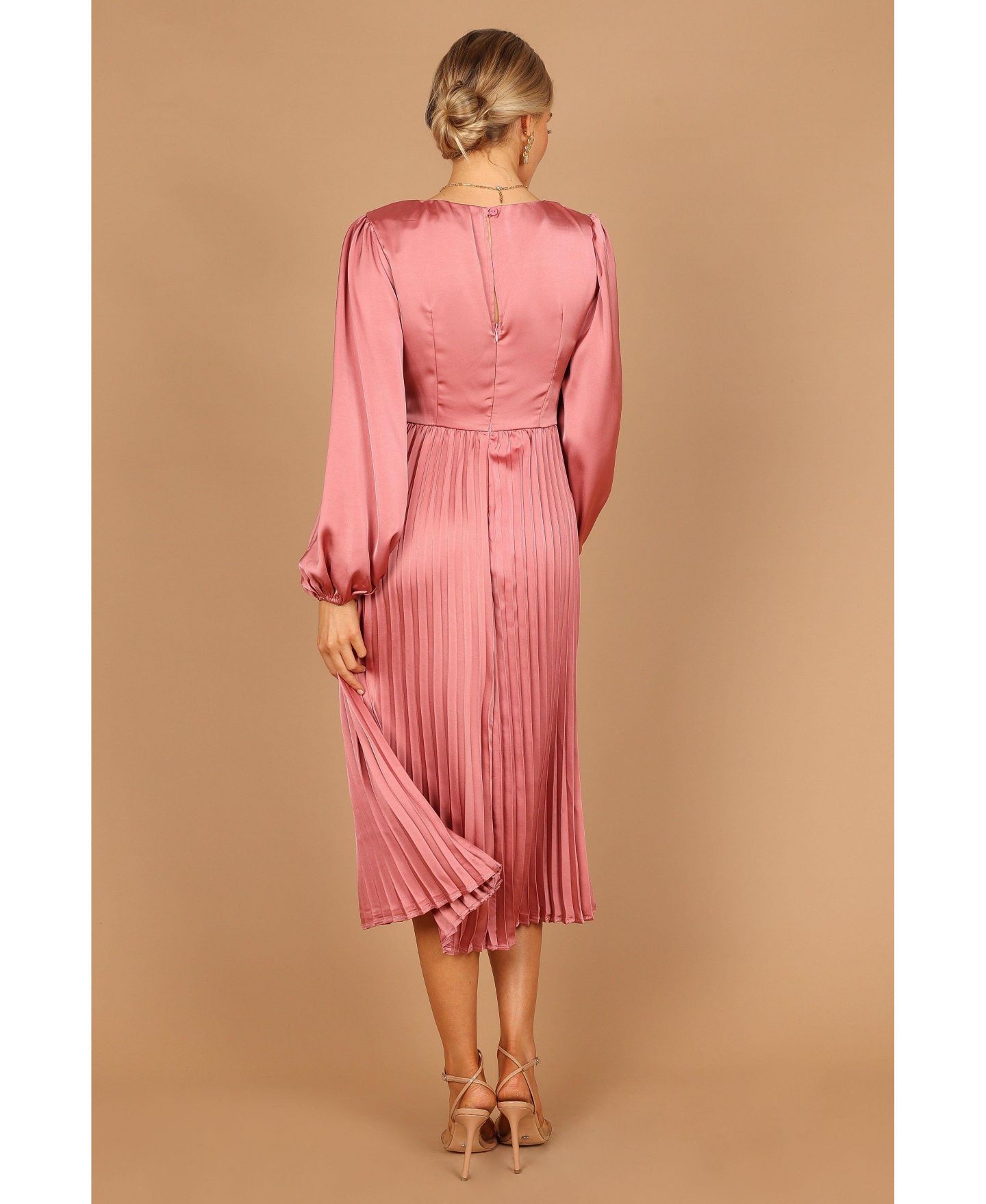 Женское платье Petal and Pup Noelle Twist Front Pleated Midi, цвет: Пудровый — фото 16