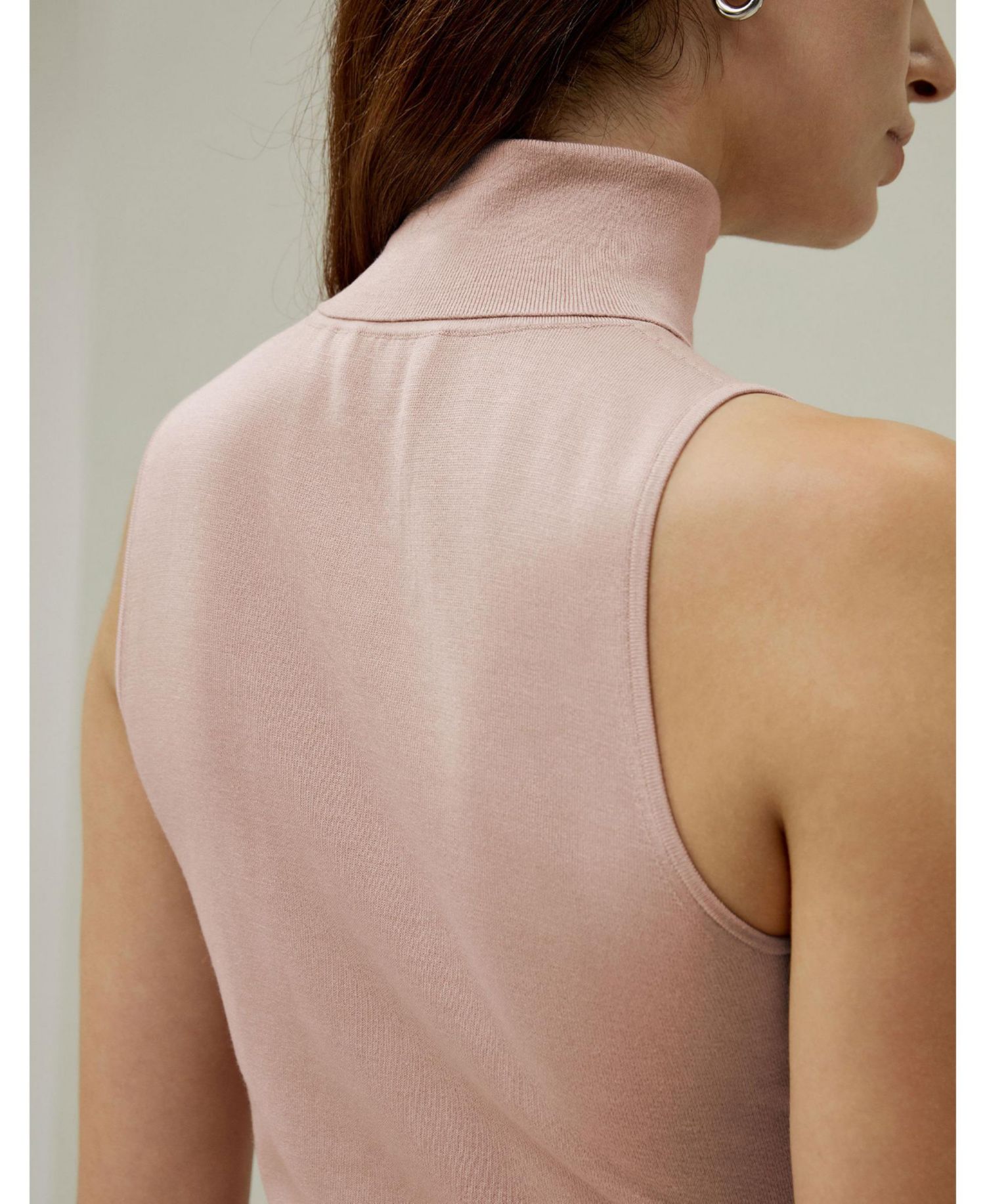 Women's Minimalist Sleeveless Turtleneck Silk-Nylon Top