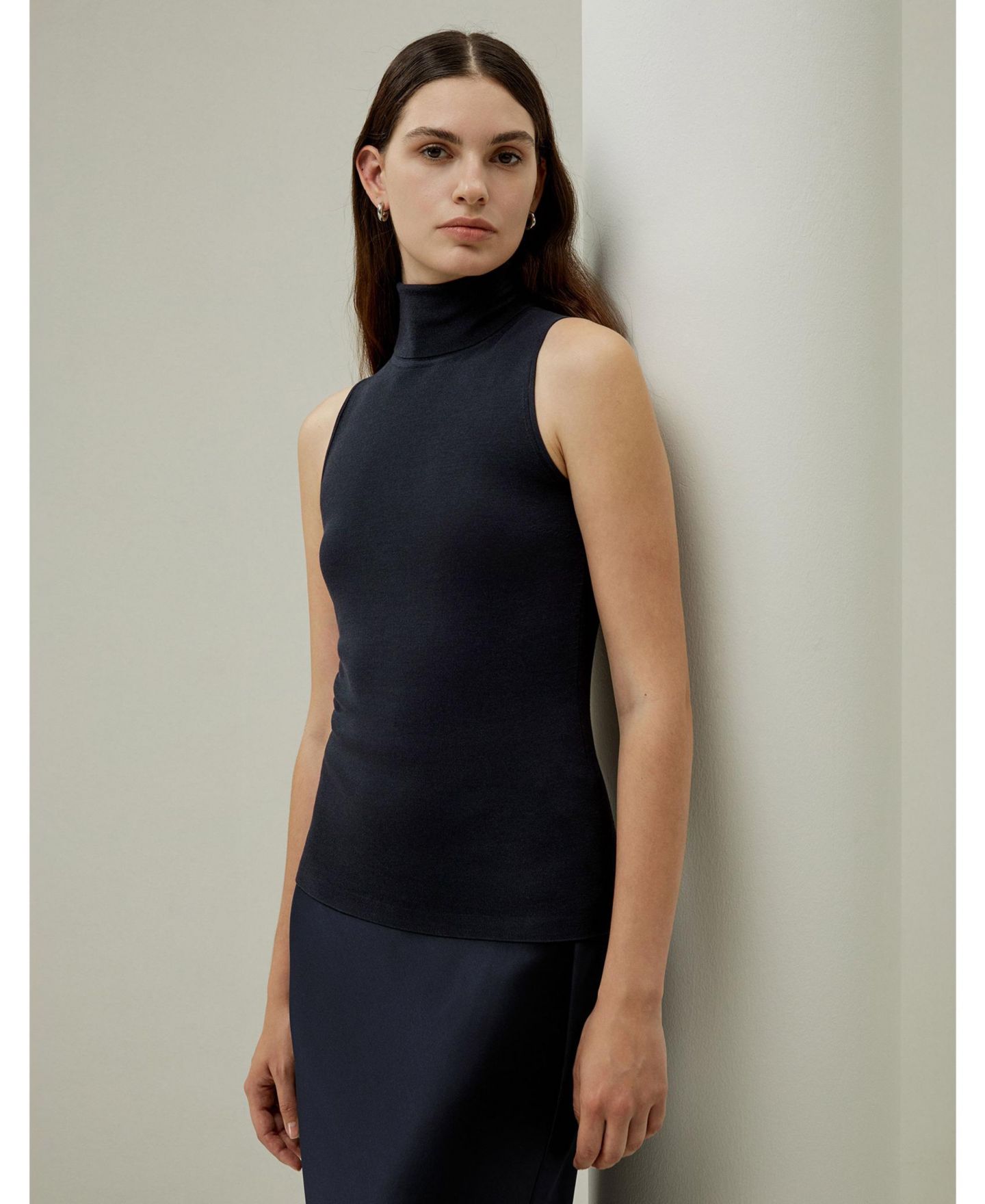 Женский топ LILYSILK Minimalist Sleeveless Turtleneck Silk-Nylon, цвет: Тёмно-синий — фото 4