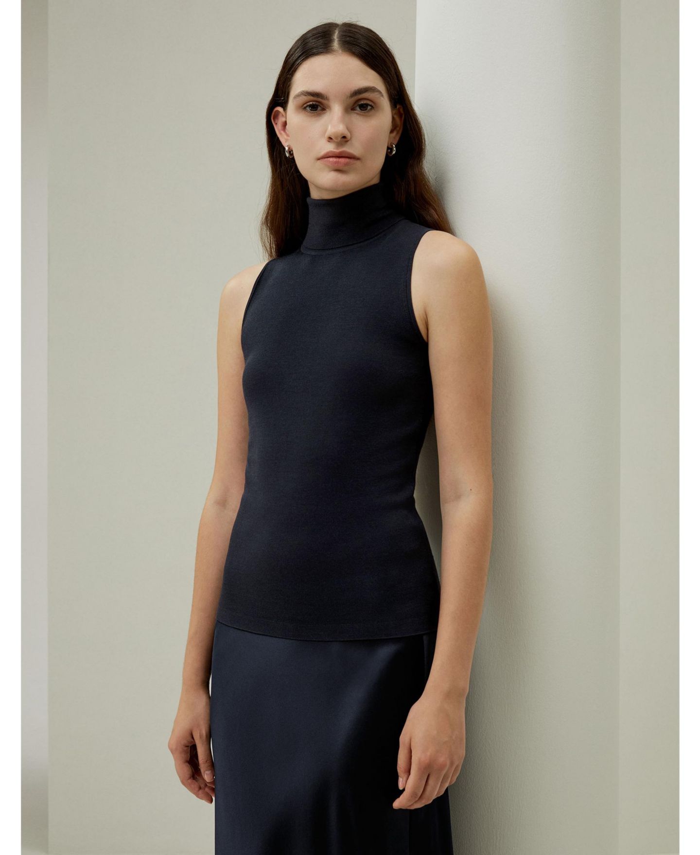 Женский топ LILYSILK Minimalist Sleeveless Turtleneck Silk-Nylon, цвет: Тёмно-синий — фото 7