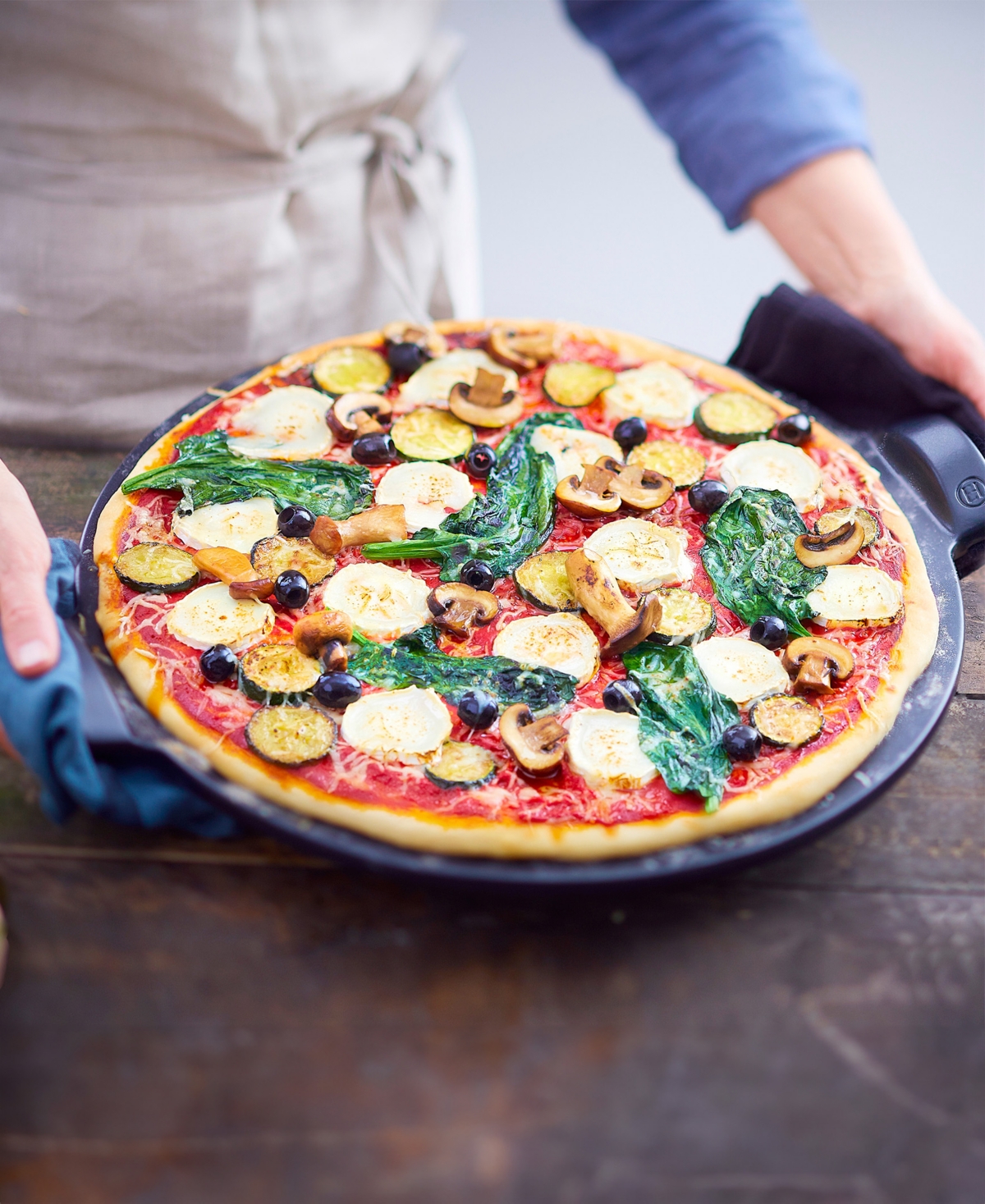 Emile Henry Pizza Stone In Charcoal
