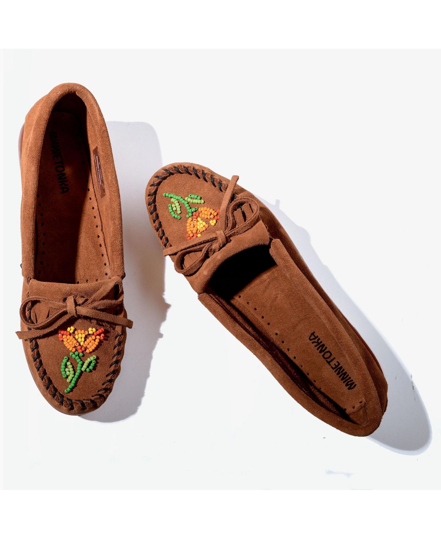 Женские мокасины Minnetonka Ziigwan Waabigwan с бисером, цвет: Коричневый — фото 4