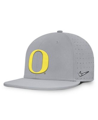 Nike - Men's  Gray Oregon Ducks On-Field Dugout True Performance Fitted Hat