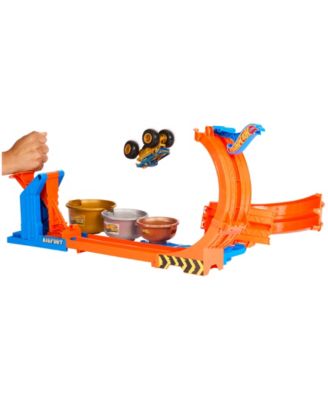 Monster Trucks Loop-And-Flip Trophy Challenge Playset
