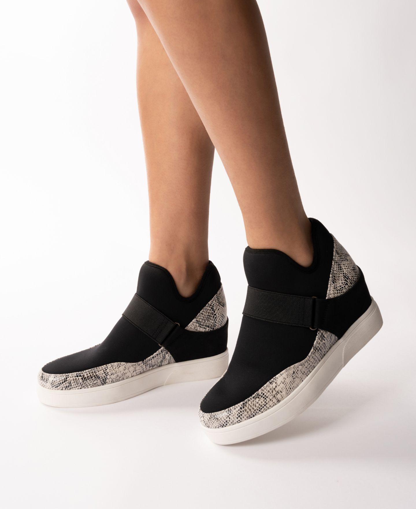 Женские кроссовки Journee Collection Damari Stretch Wedge, цвет: Чёрный — фото 6