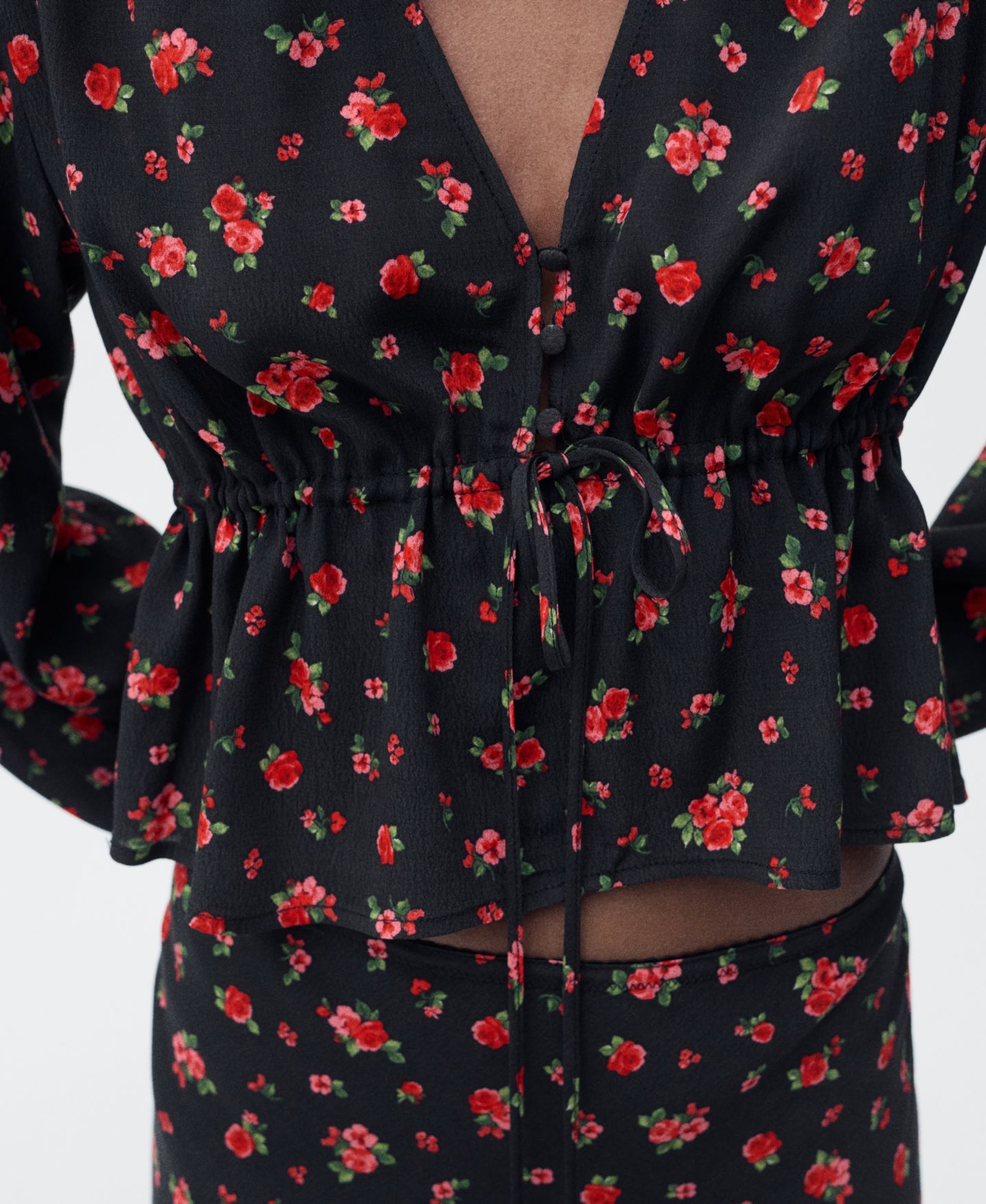 Женская блузка Mango Ruffled Floral, цвет: Чёрный — фото 4