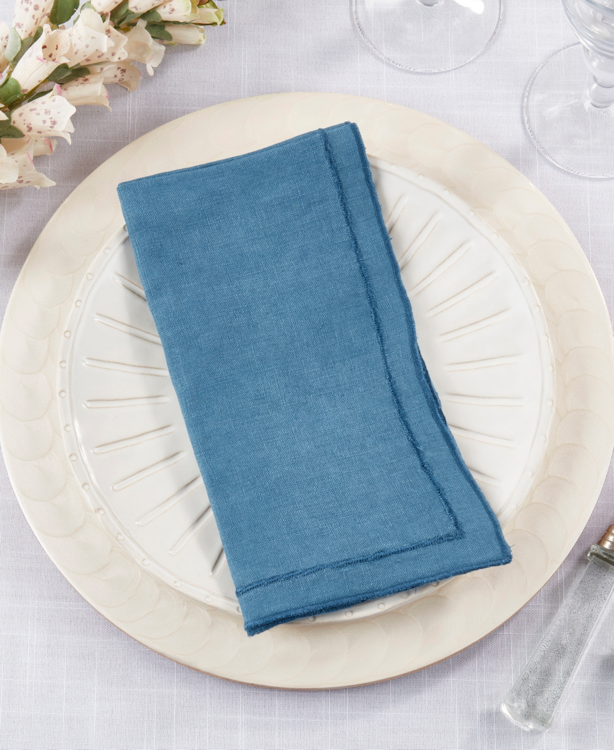 Saro Lifestyle Stonewashed Overlock Linen Edge Napkins, 20" X 20" In Navy Blue