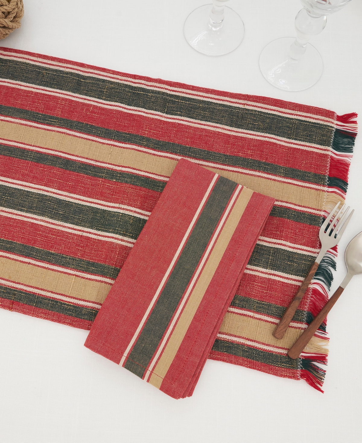 Saro Lifestyle Everyday Plaid Placemats And Napkins, Set Of 8 In Red,green
