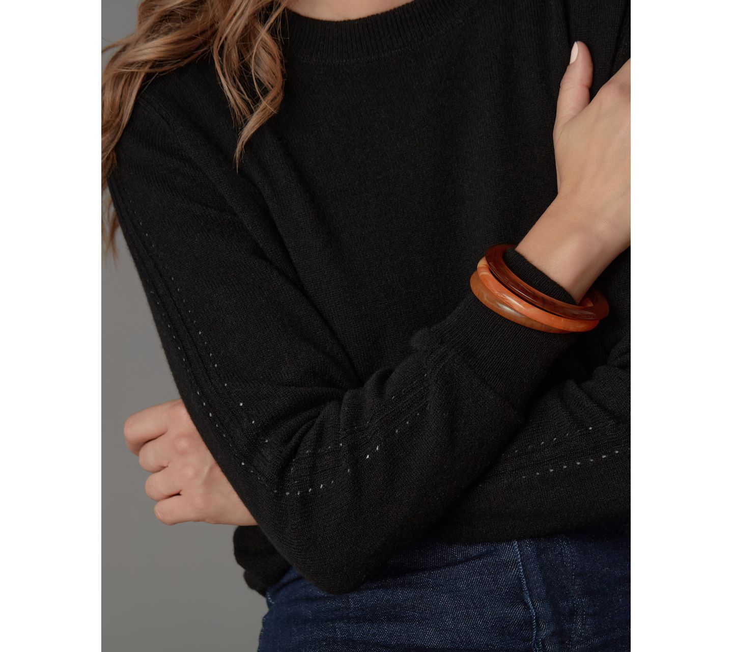 Женский свитер Luxlined Itch-Free Cashmere Crewneck Sweater with Soft Liner, цвет: Чёрный песочный — фото 4
