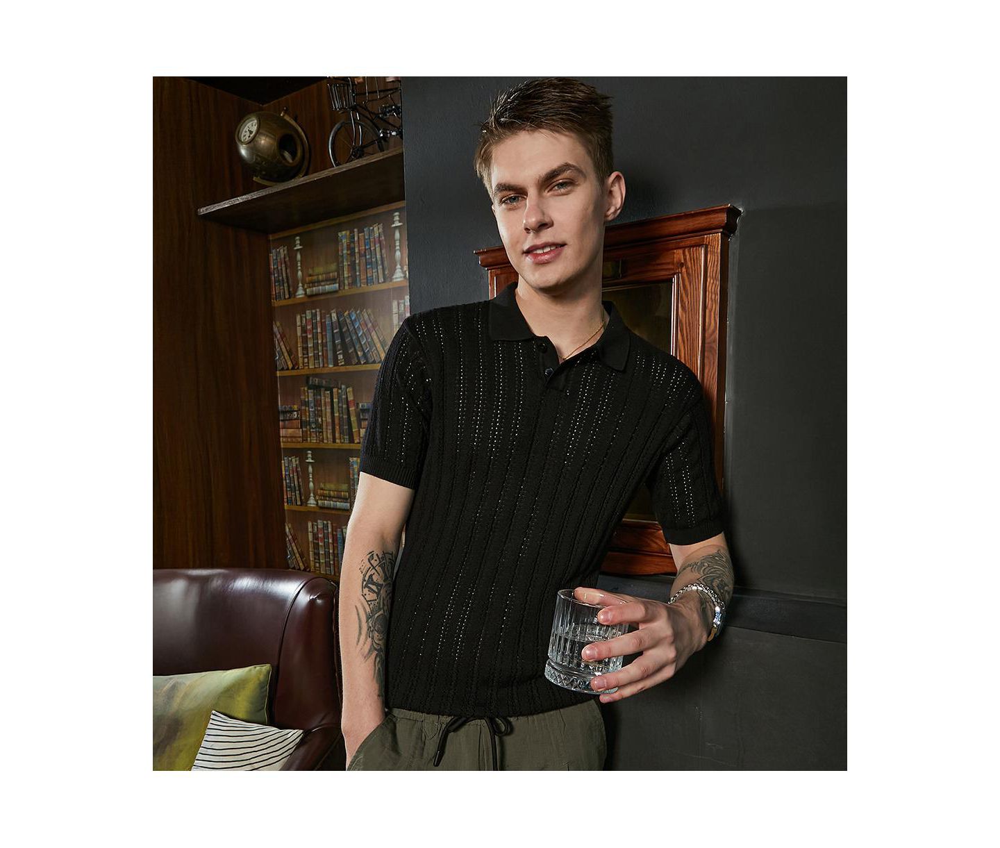 Мужская футболка Cahoot Campus Sutra Obsidian Black Stripe-Textured Polo, цвет: Чёрный — фото 2