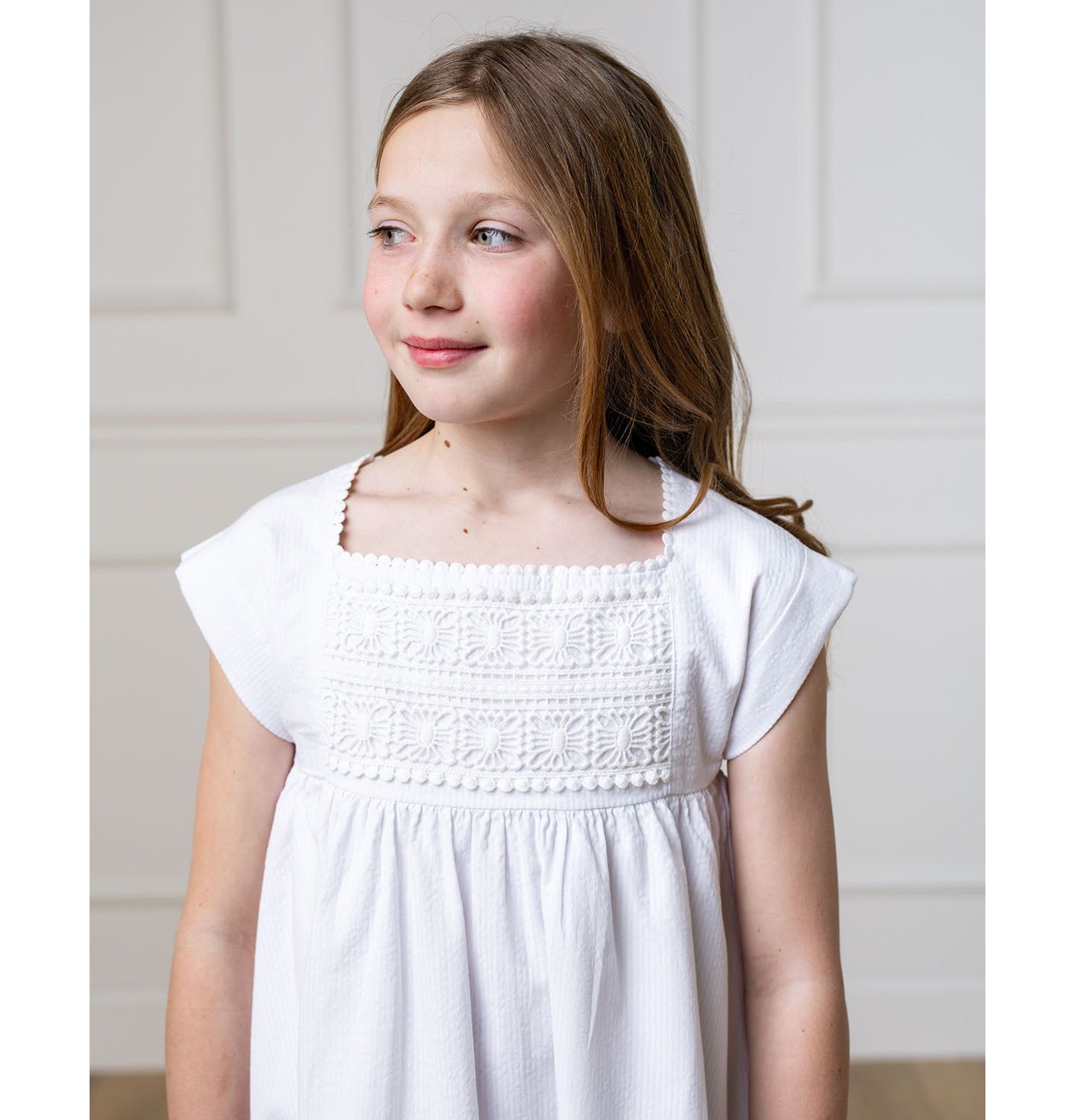 Платье Hope & Henry Sleeveless Crochet Detail Empire Waist Seersucker Dress для девочек, цвет: Белый — фото 3
