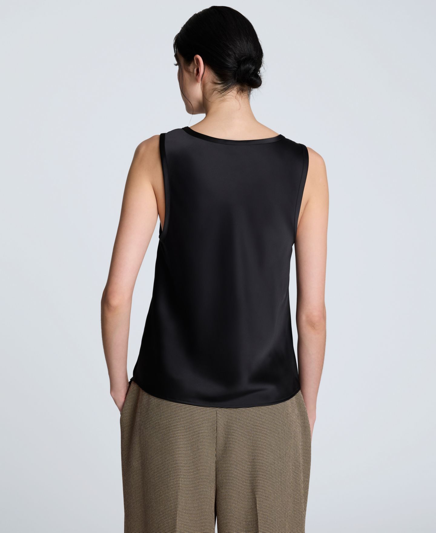 Женский топ Kenneth Cole Satin Scoop Neck Sleeveless Top, цвет: Чёрный — фото 2
