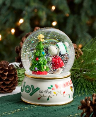 Snoopy Snow Globe