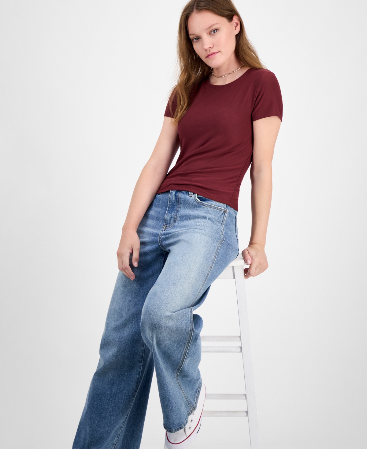 Hippie Rose Juniors' Short-sleeve Crewneck Tee In Burgundy