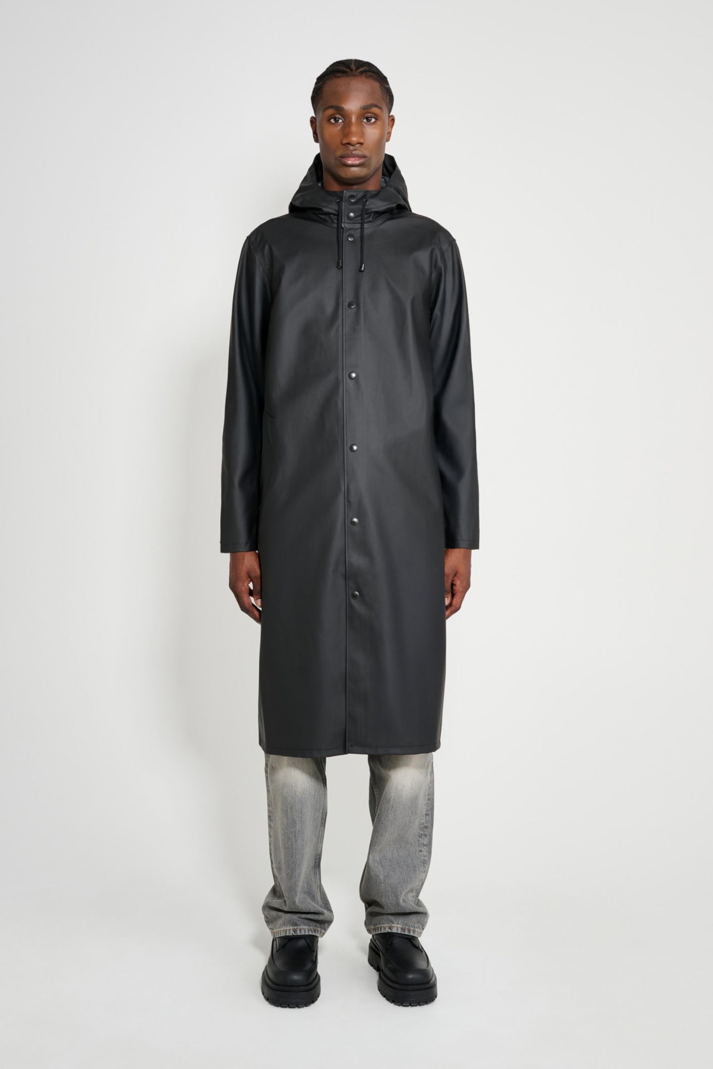 Женские куртки Stutterheim Stockholm Hooded Long Raincoat, цвет: Чёрный — фото 6