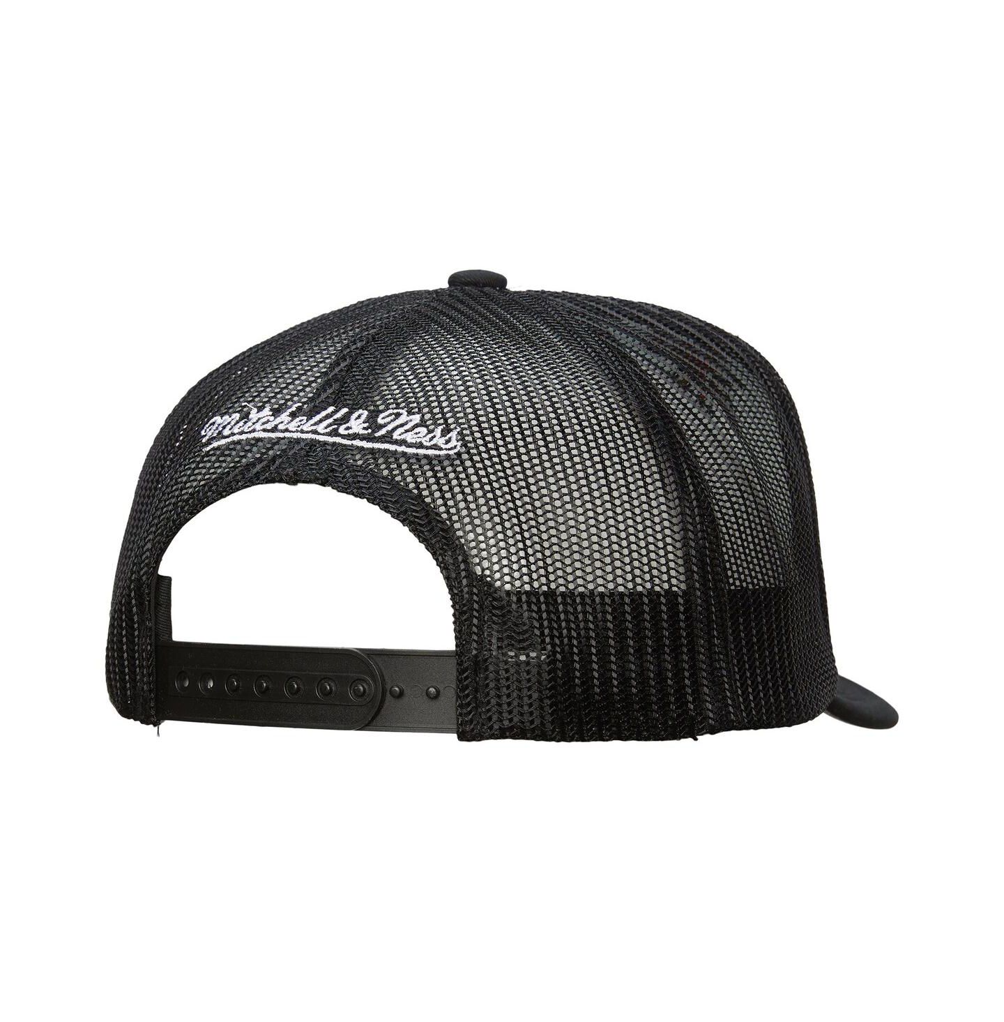 Мужская кепка Mitchell & Ness White/Black Boston Bruins Gridlock Trucker Adjustable Hat — фото 3