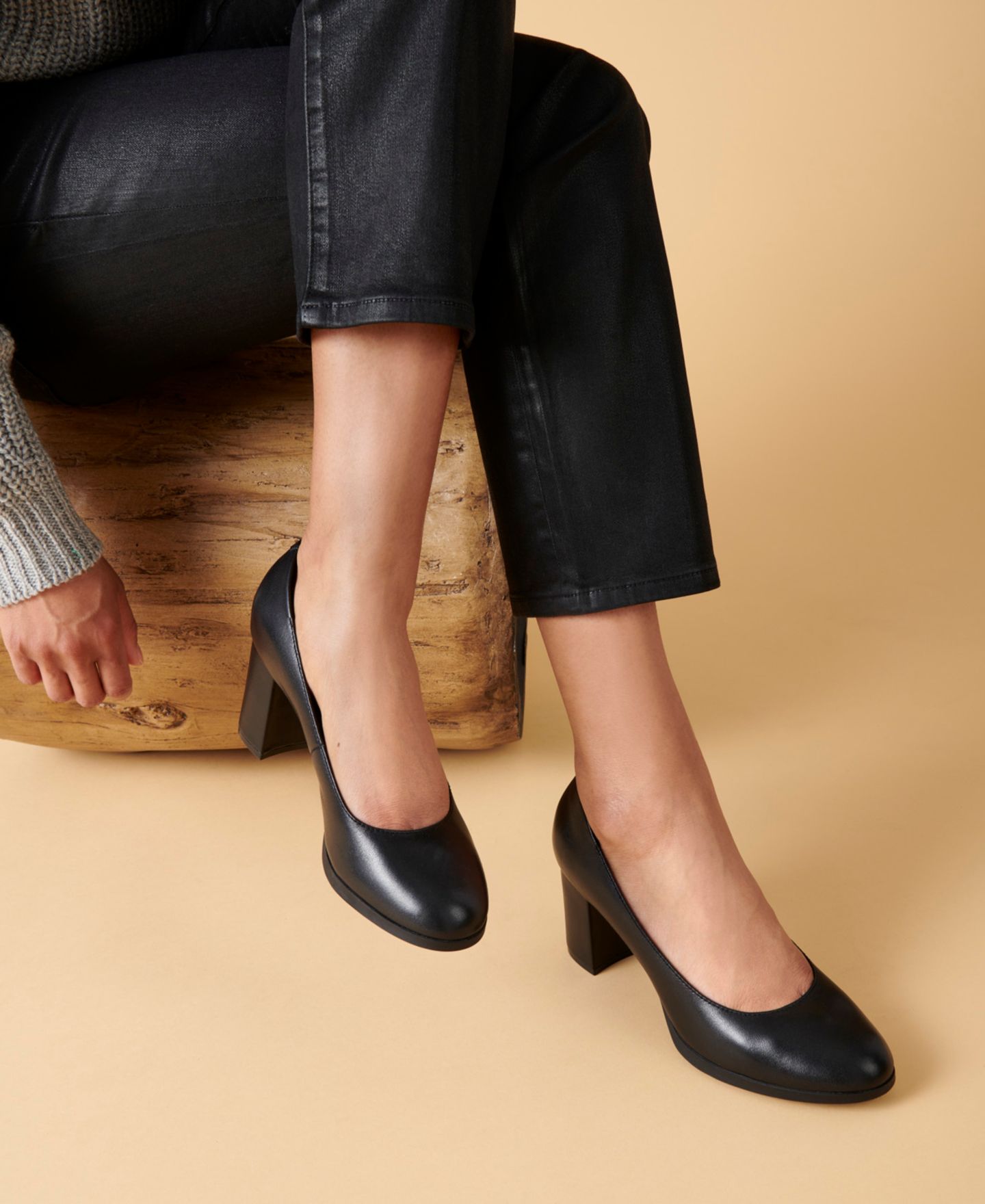 Женские туфли Clarks Bayla Skip Slip-On Platform Dress Pumps, цвет: Чёрный кожаный — фото 5