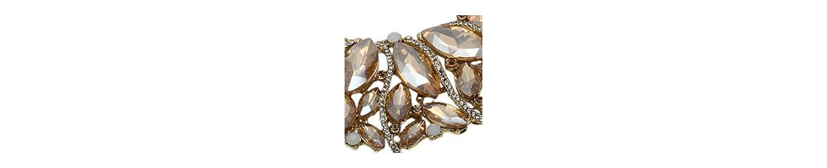 Sohi Stones Crystal Necklace Set In Gold