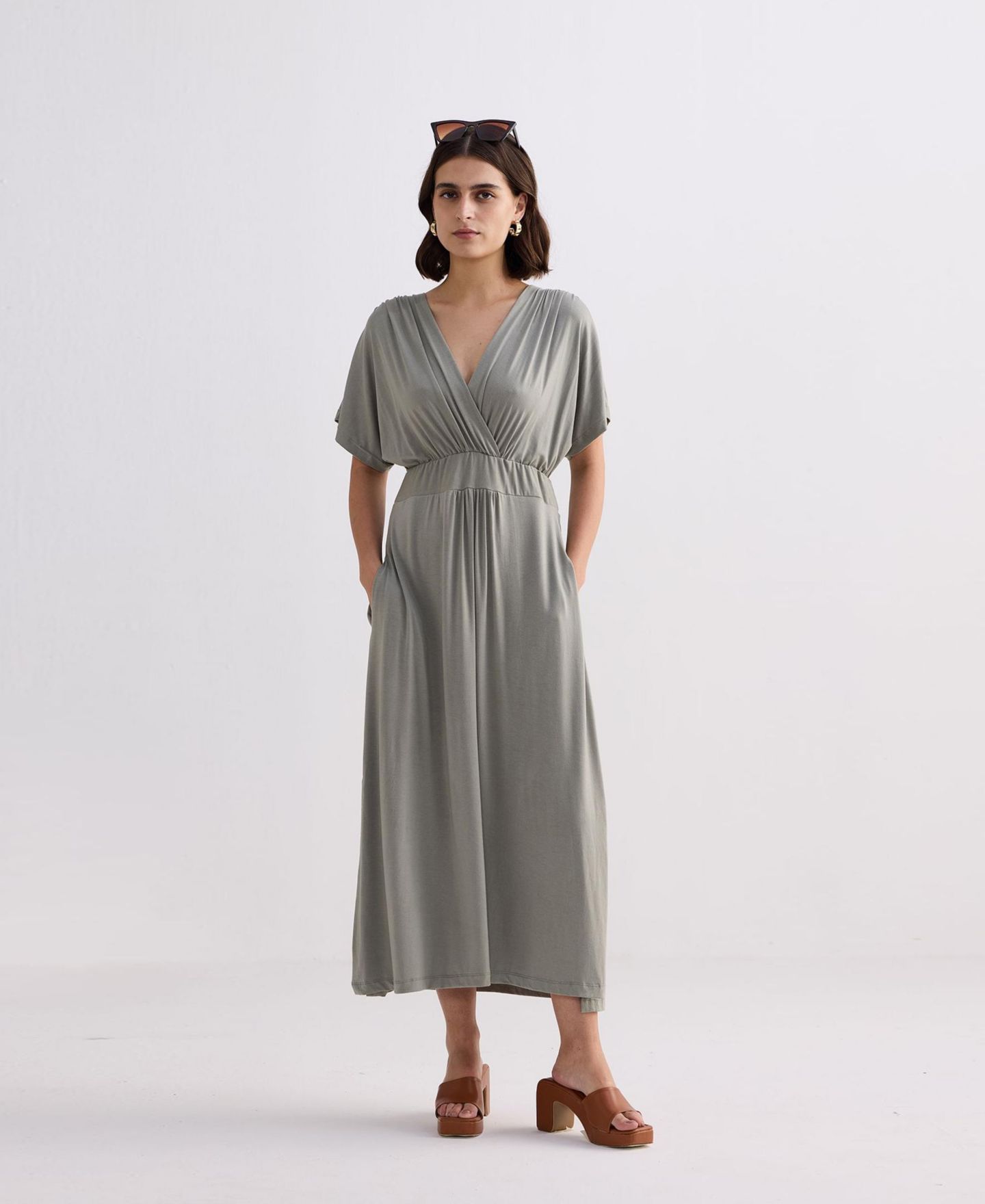 Женское платье Reistor FLowy A-Line Maxi Dress with Side Slits in Light Olive, цвет: Зелёный — фото 5