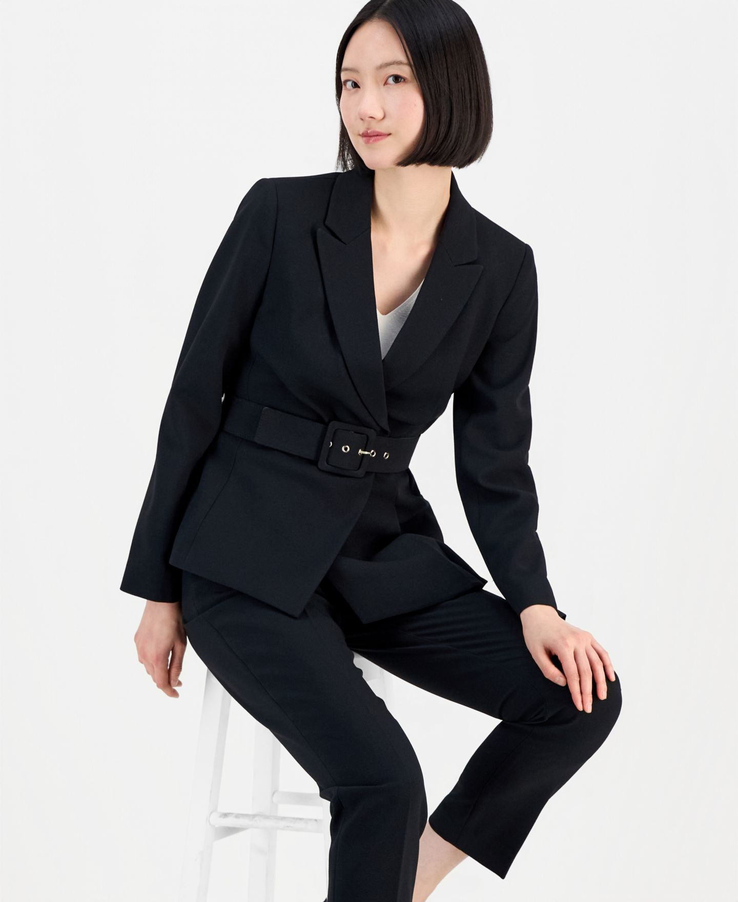 Женский костюм Tahari Asl: асимметричный жакет с поясом и брюки slim, цвет: Чёрный — фото 3