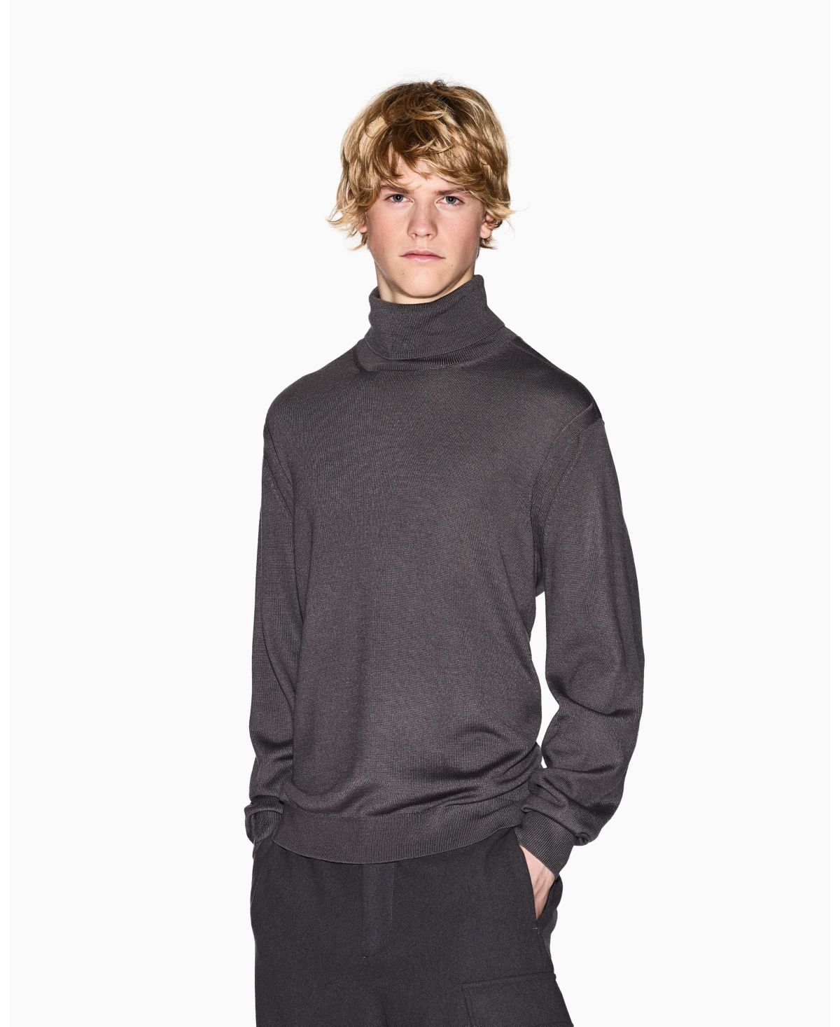 Мужской уютный свитер-водолазка из лабораторной шерсти с высоким воротом