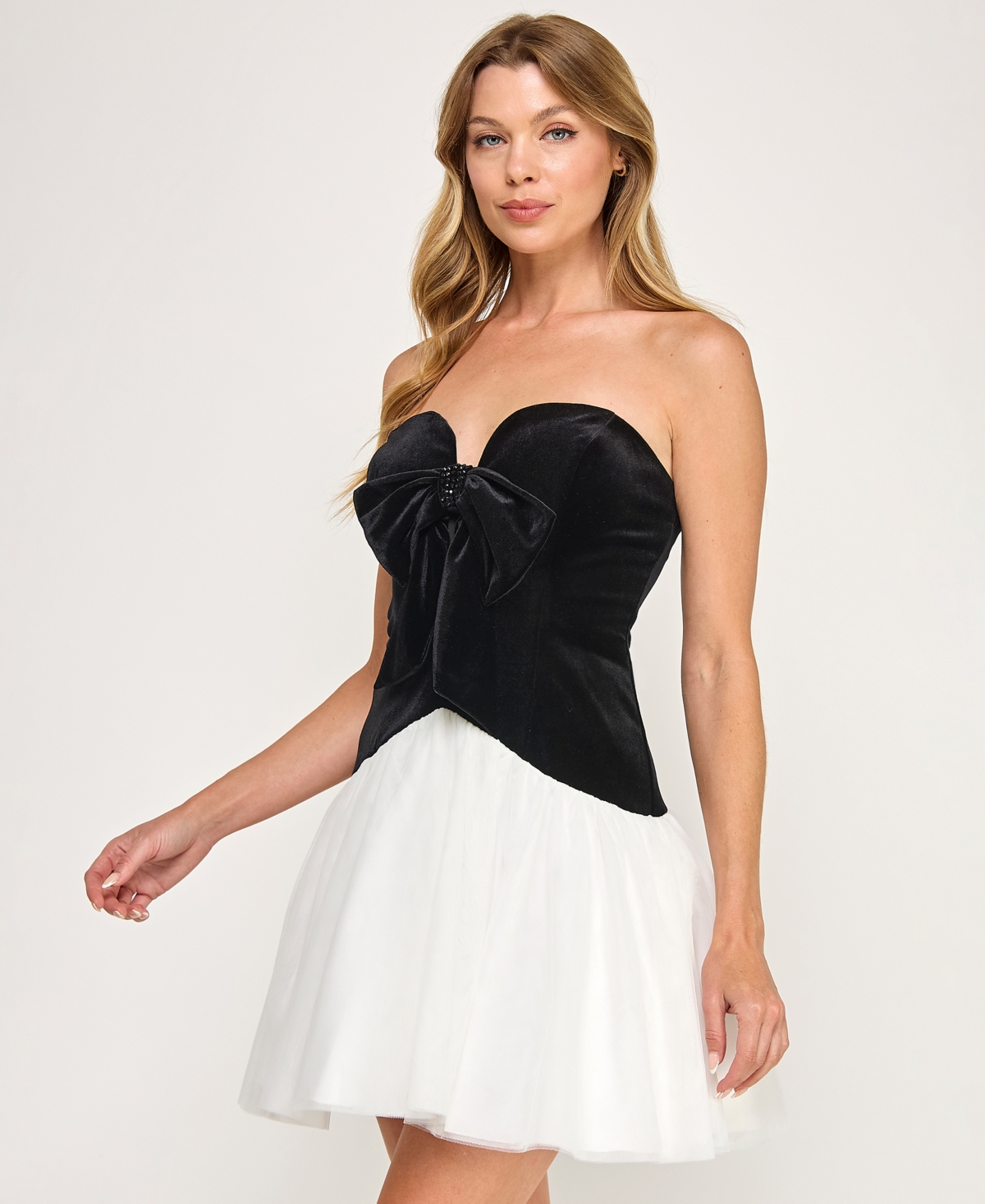 Seni & Cade Juniors' Strapless Bow Front Dress